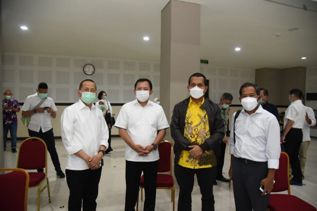 Wakil Ketua Komisi IX DPR RI Emanuel Melkiades saat pertemuan dengan Dirut RS Kariadi beserta jajarannya di RS Kariadi, Semarang.