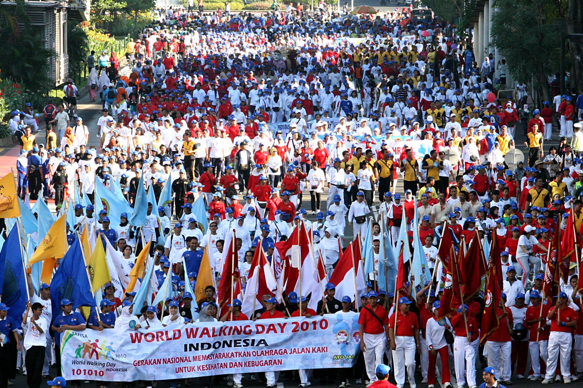 Sekitar 20 ribu warga berjalan bersama memperingati Hari Jalan Kaki Sedunia di Jalan MH Thamrin, Jakarta, beberapa waktu lalu.