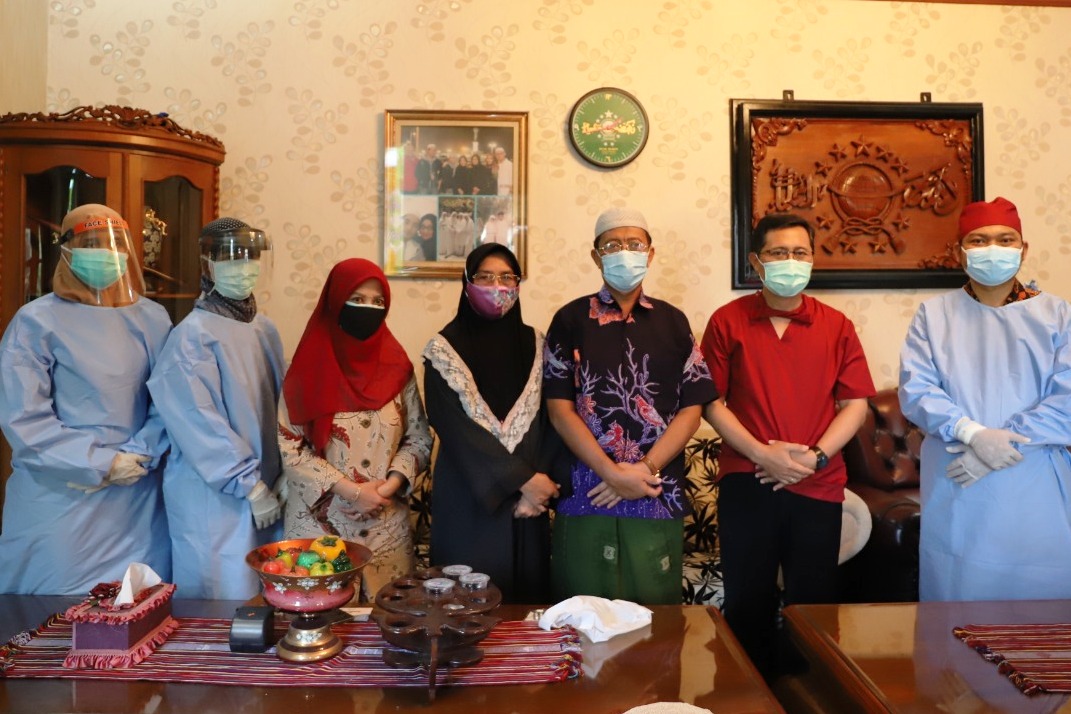 Bupati Tuban Fathul Huda saat menerima Vaksin di kediamannya, Jumat petang. 