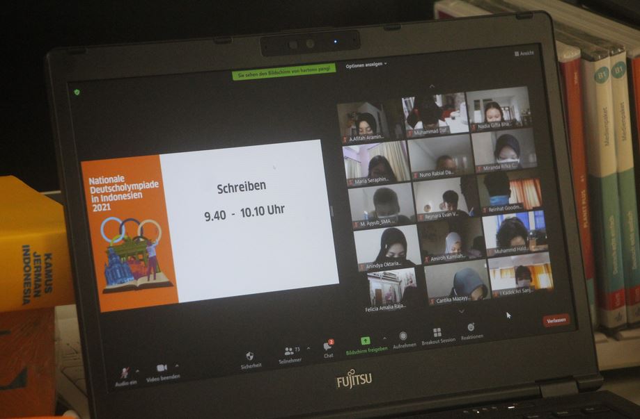 Para peserta mengikuti Olimpiade Bahasa Jerman 2021 lewat aplikasi Zoom.