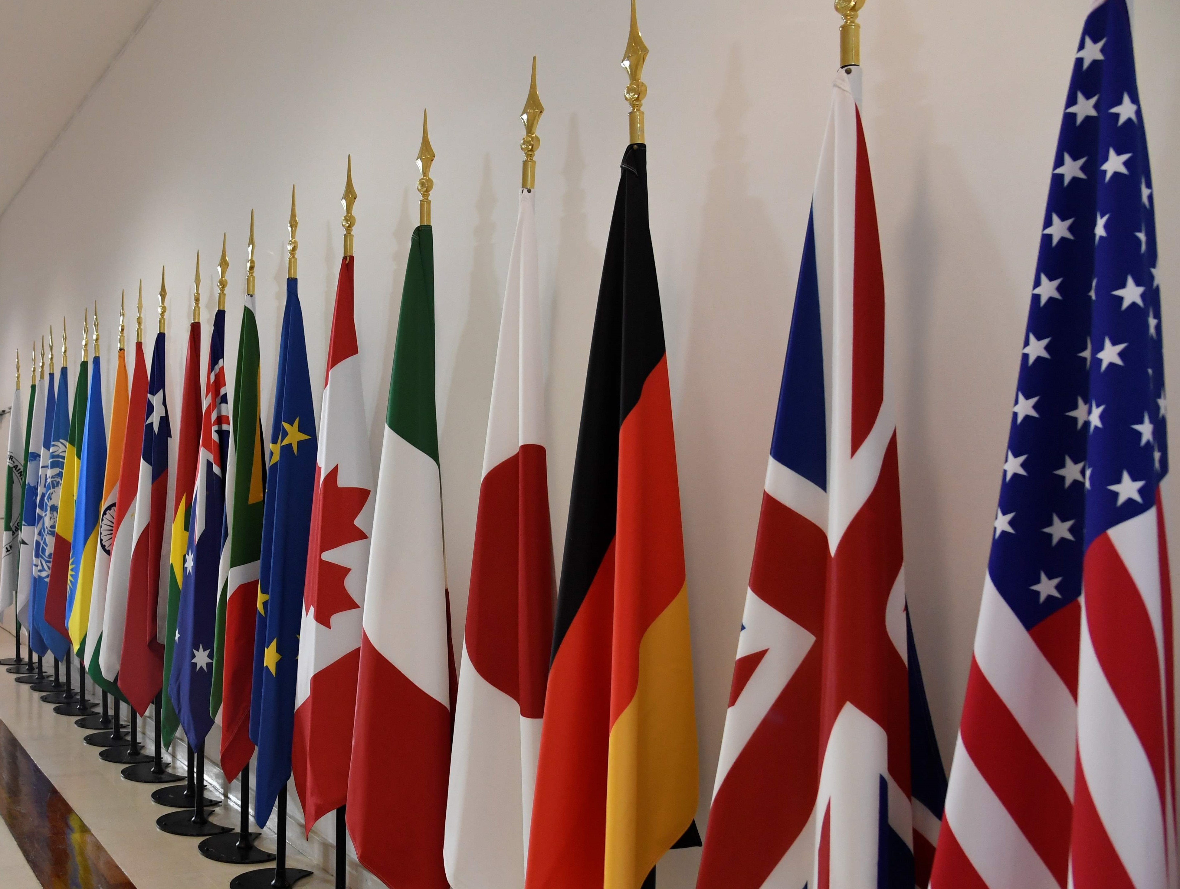 Bendera negara anggota G7 yang terpasang di sebuah pertemuan.