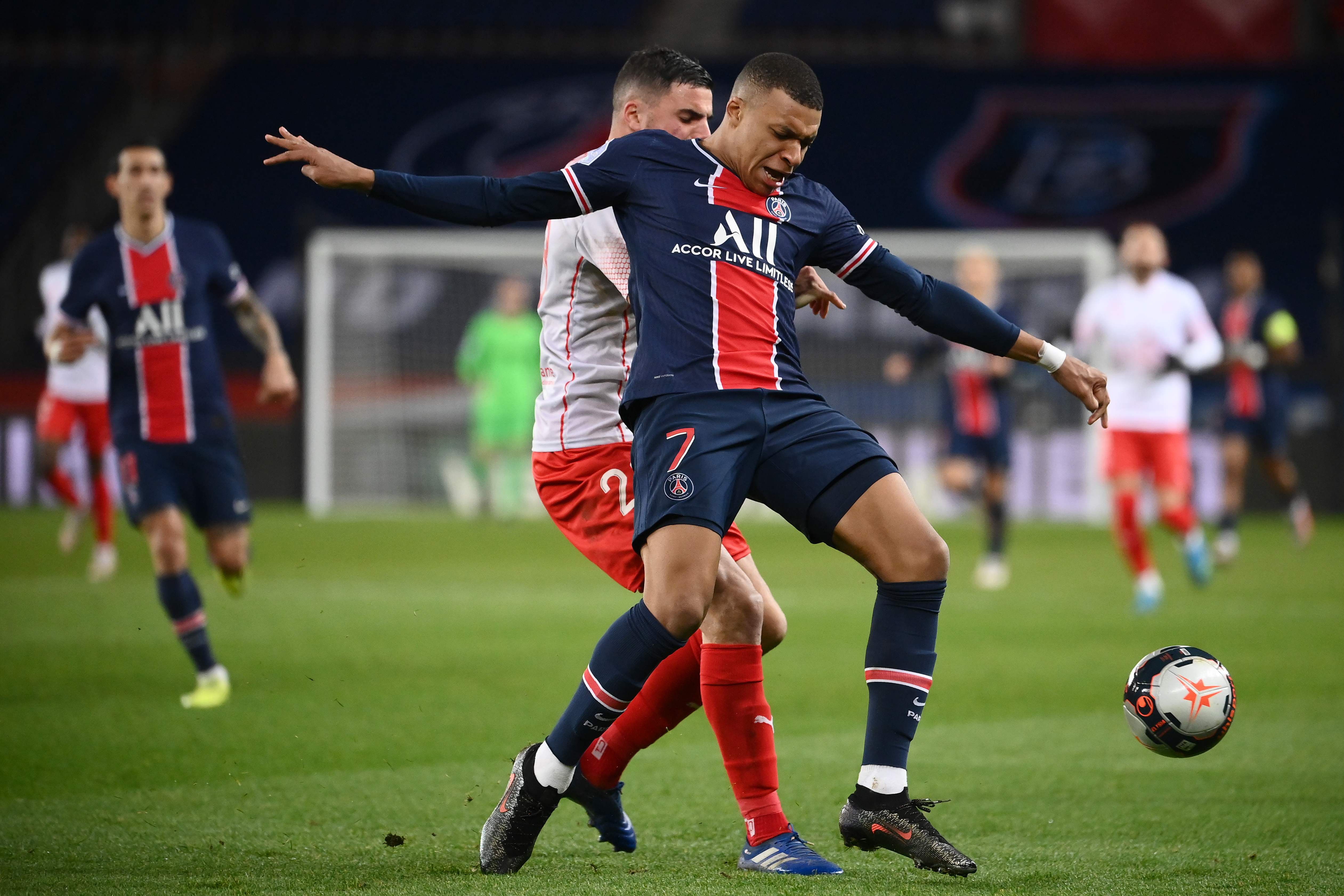 Laga Ligue 1 antara Paris Saint-Germain dan Nimes.