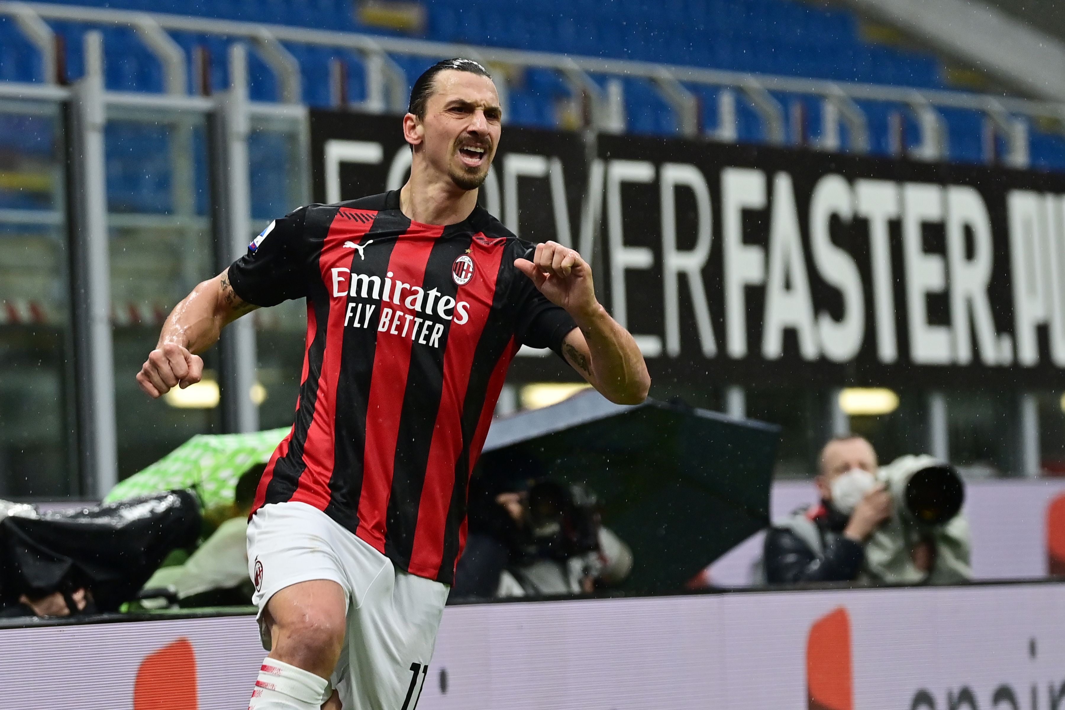 Pemain AC Milan Zlatan Ibrahimovic melakukan selebrasi usai mengawali gol ke gawang lawan