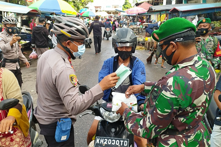 Polresta Palangka Raya Bagikan Ribuan Masker
