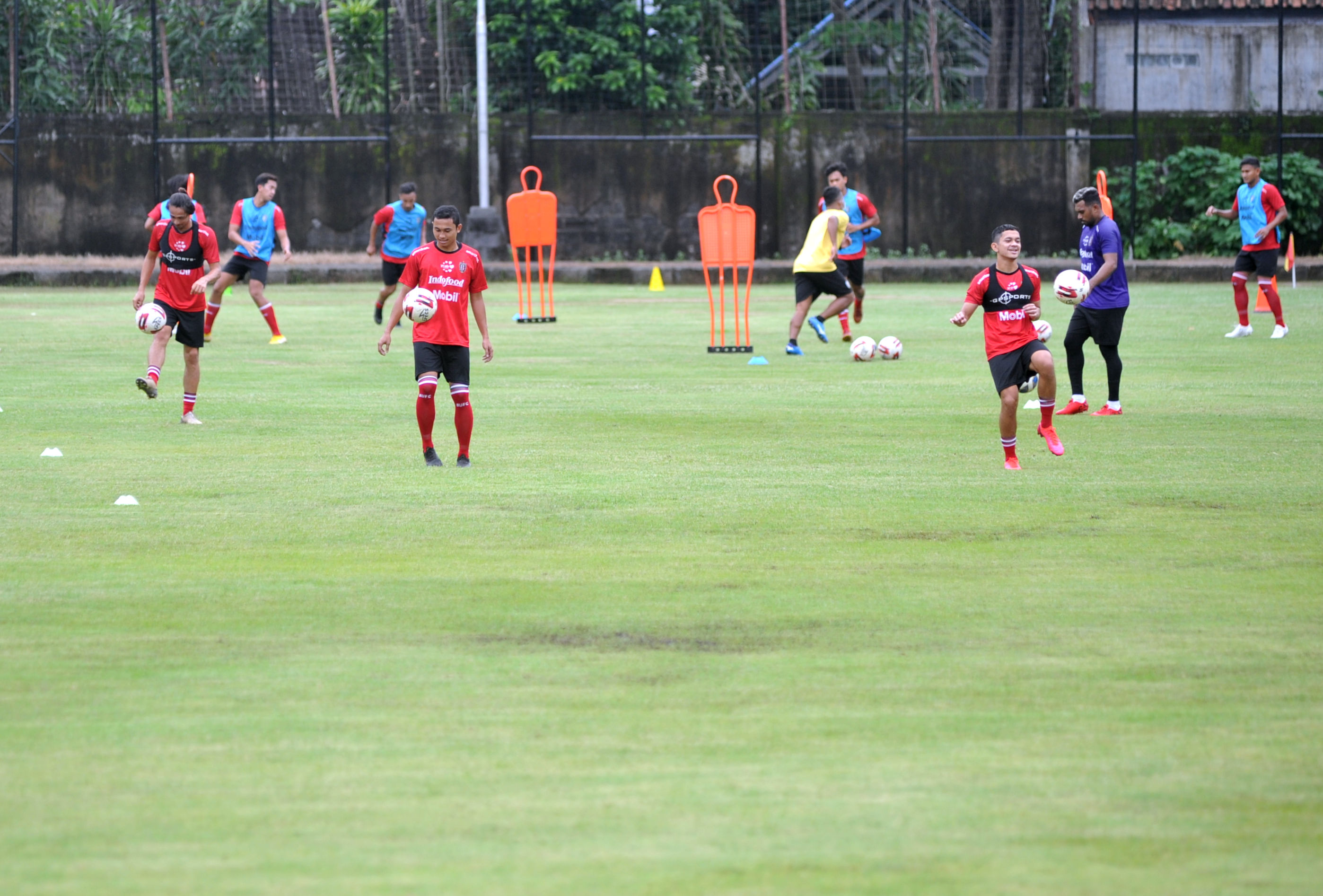 Pesepak bola Bali United mengikuti latihan di Lapangan Karya Manunggal, Denpasar, Bali saat masa Pendemi Covid-19.