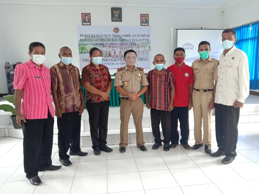 Kepala BPN Kabupaten Lembata (tengah) Eduward M. Y. Tuka dan para lurah/kepala desa wilayah Lembata.