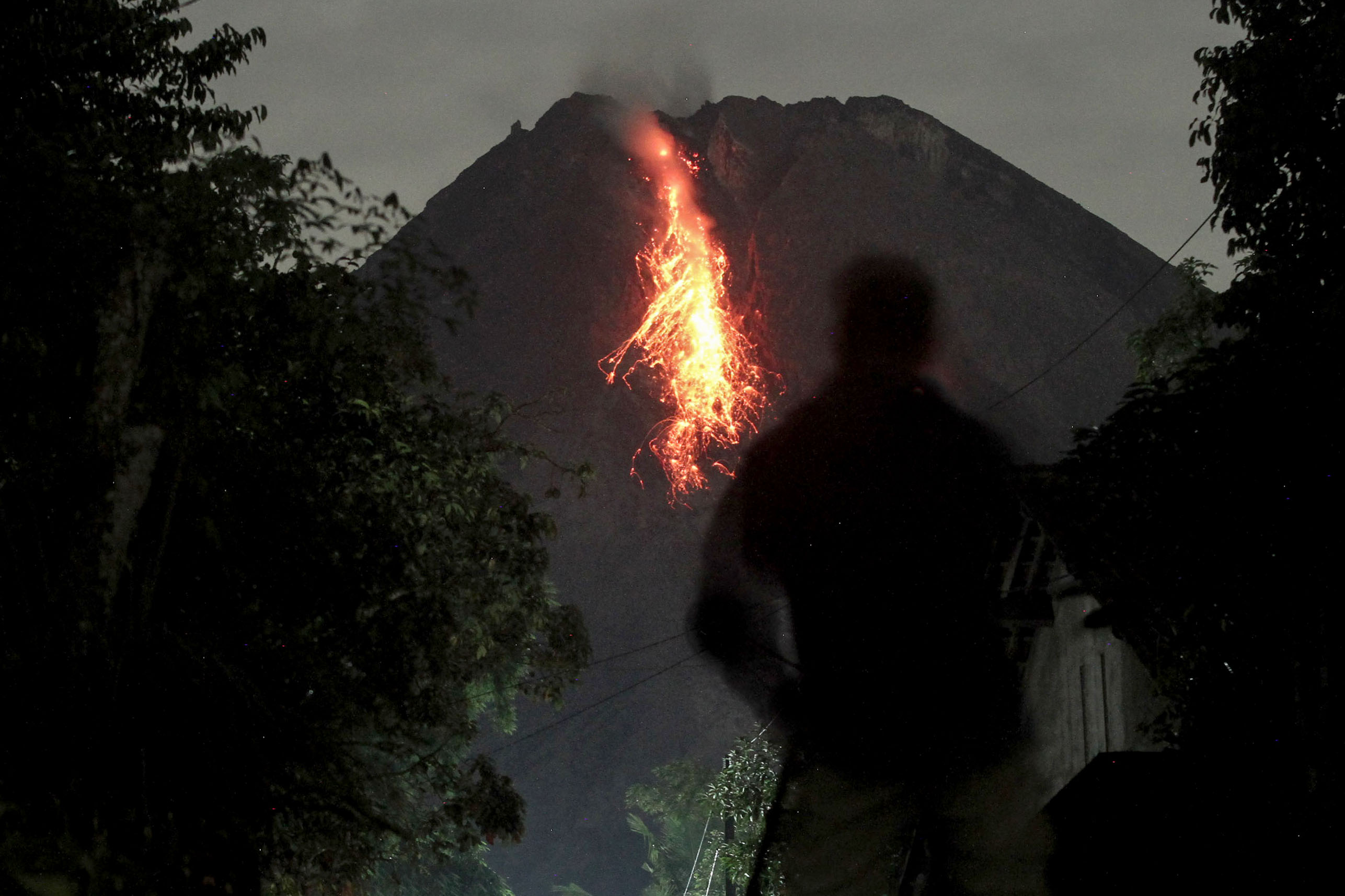 Merapi Lontarkan 22 Kali Lava Pijar