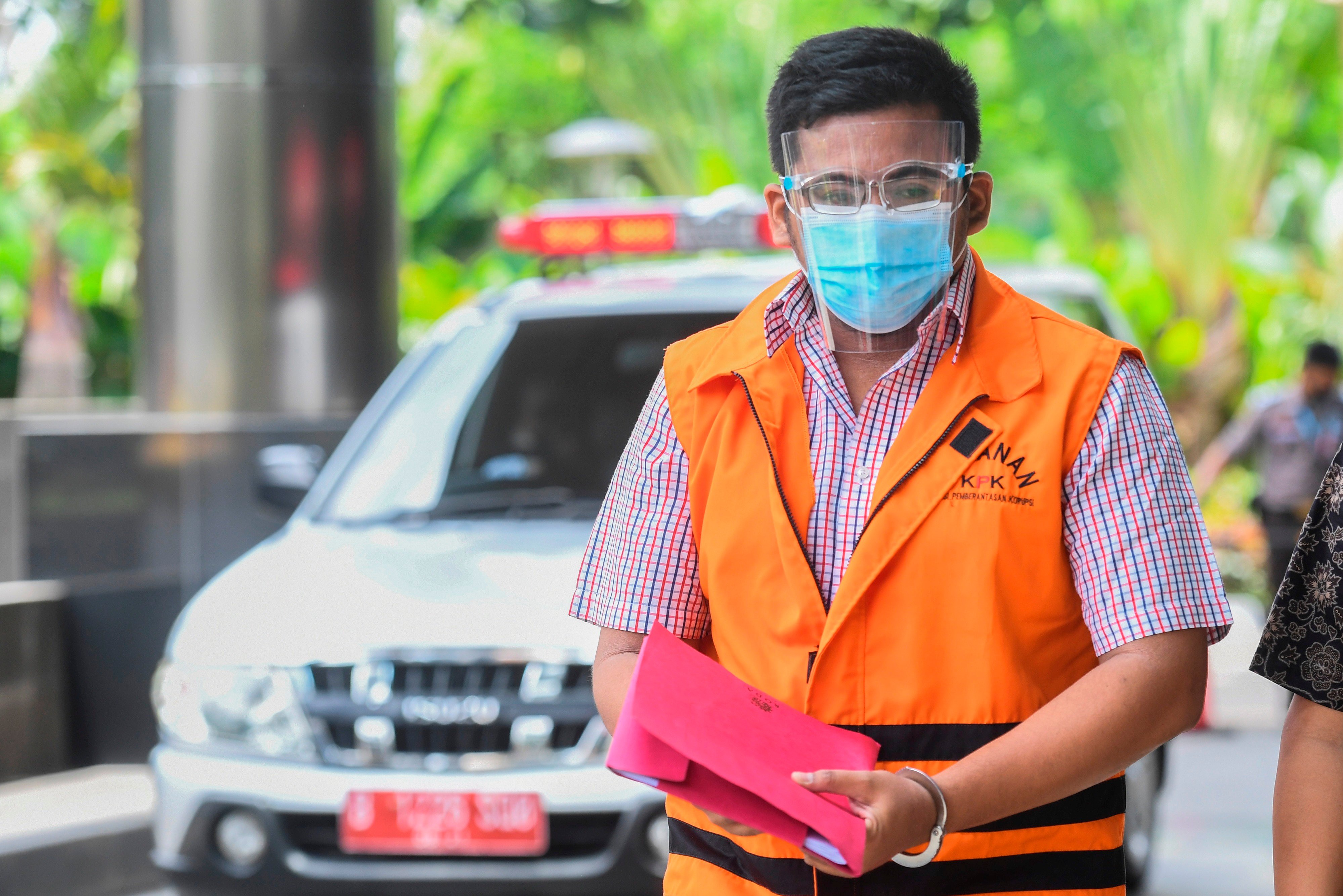 Tersangka Ferdy Yuman bersiap menjalani pemeriksaan di Gedung KPK, Jakarta, terkait kasus mantan Sekretaris MA Nurhadi dan Rezky Herbiyono.