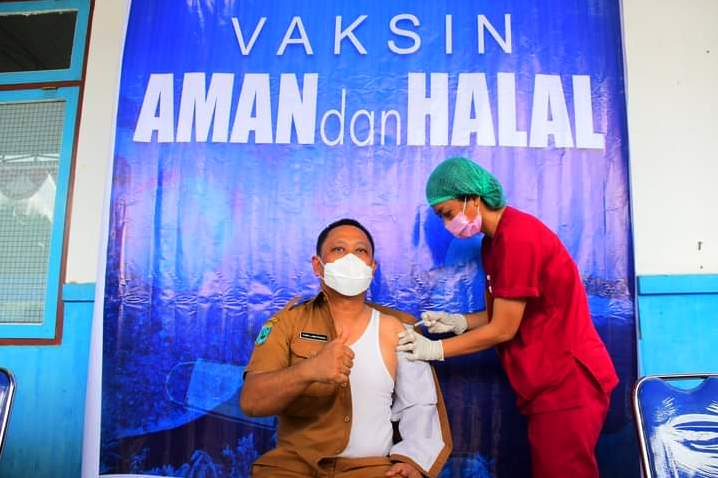 Salah satu pejabat Pemkab Raja Ampat yang divaksin Sinovac Covid19.