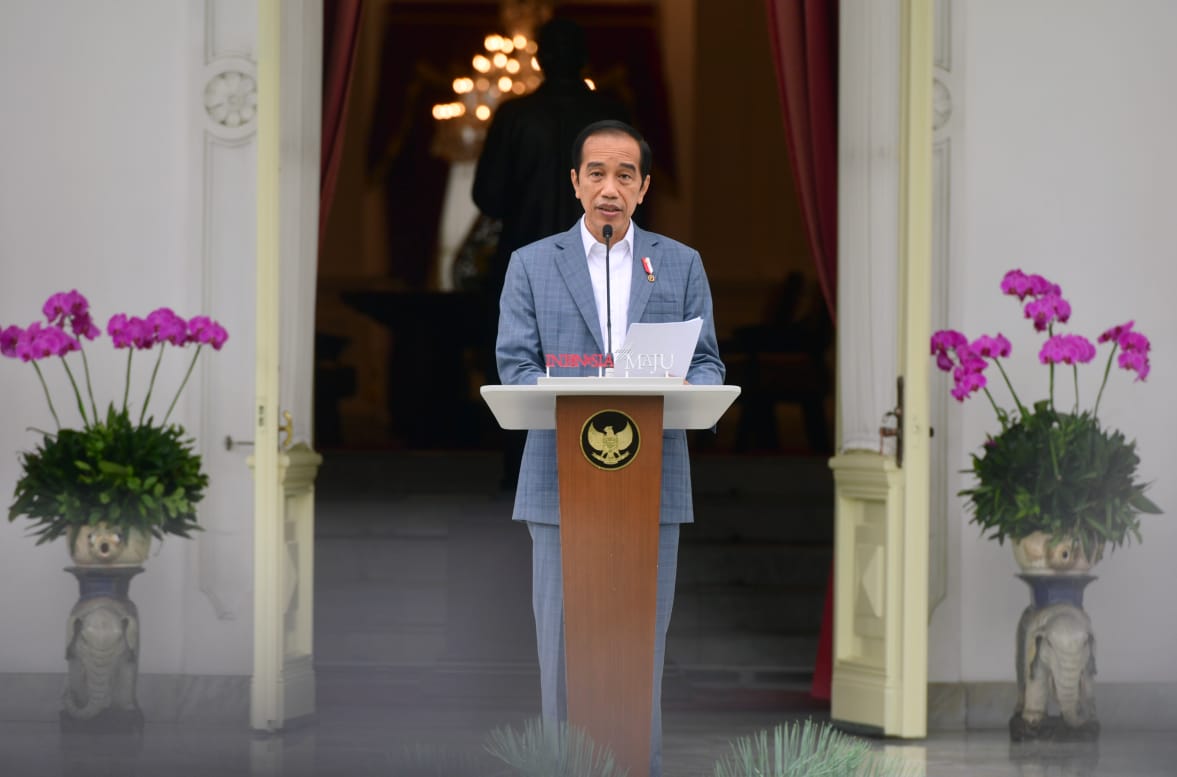 Presiden Jokowi saat memberikan keterangan pers. 