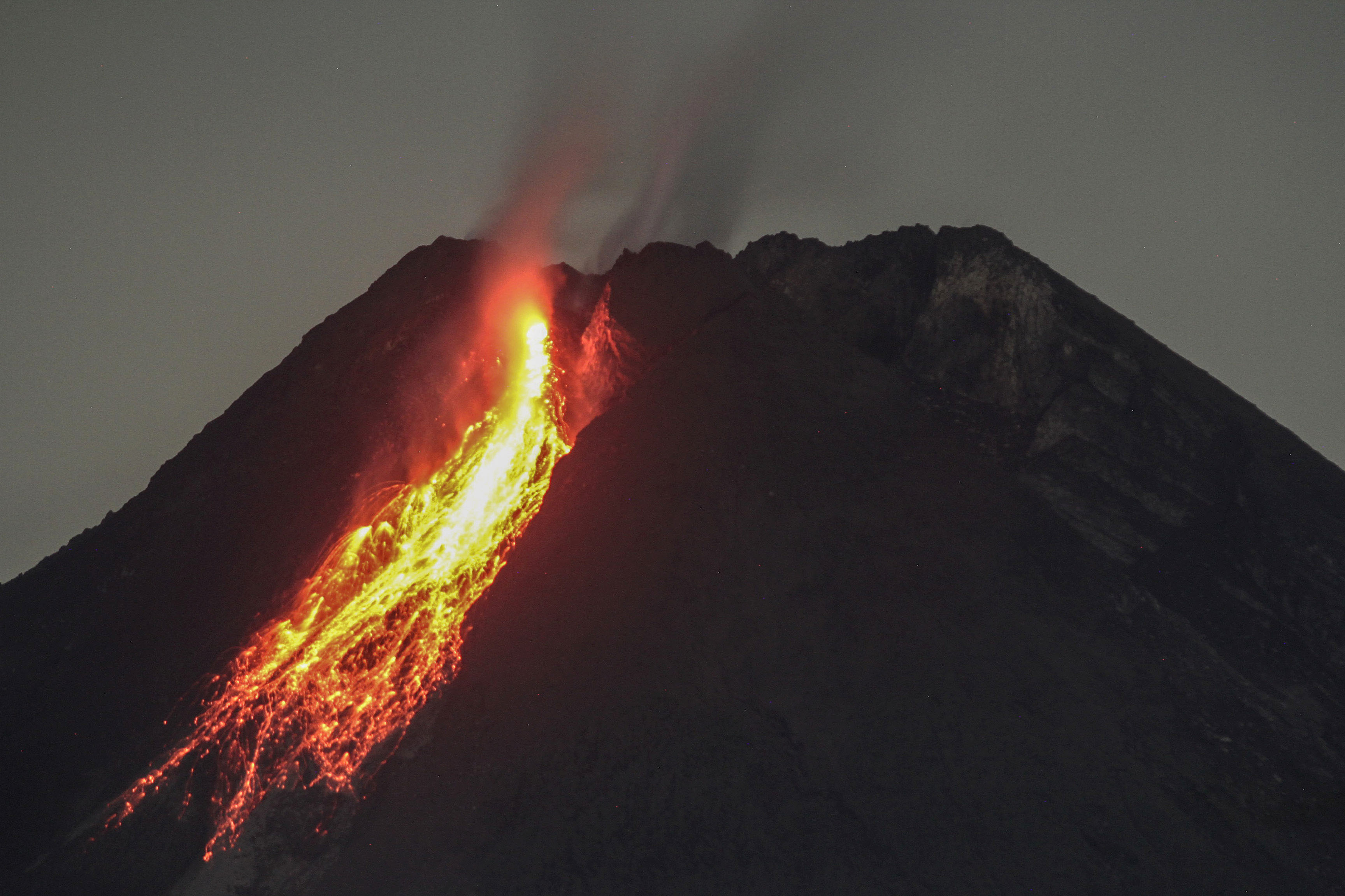 Guguran lava terlihat dari Desa Hargobinangun, Pakem, Sleman, DI Yogyakarta, Minggu (17/1)