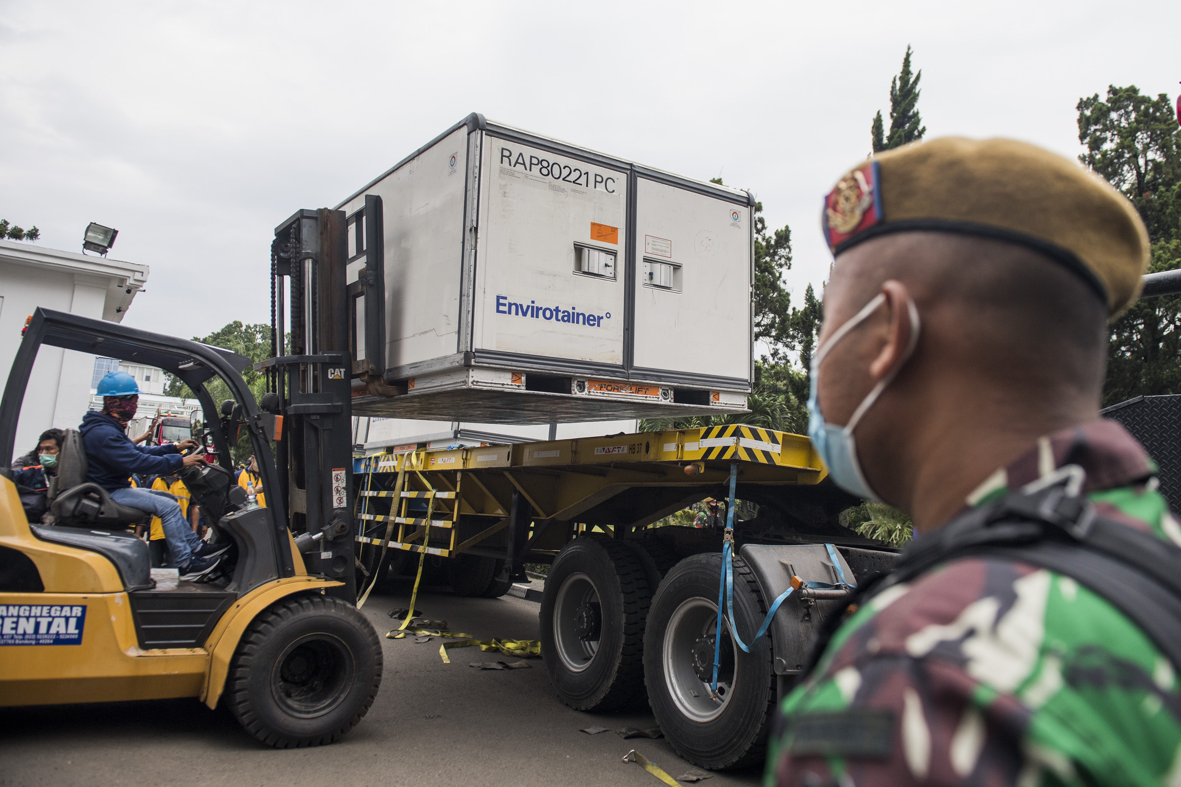 Aparat keamanan mengawasi pemindahan bahan baku vaksin di PT Bio Farma 