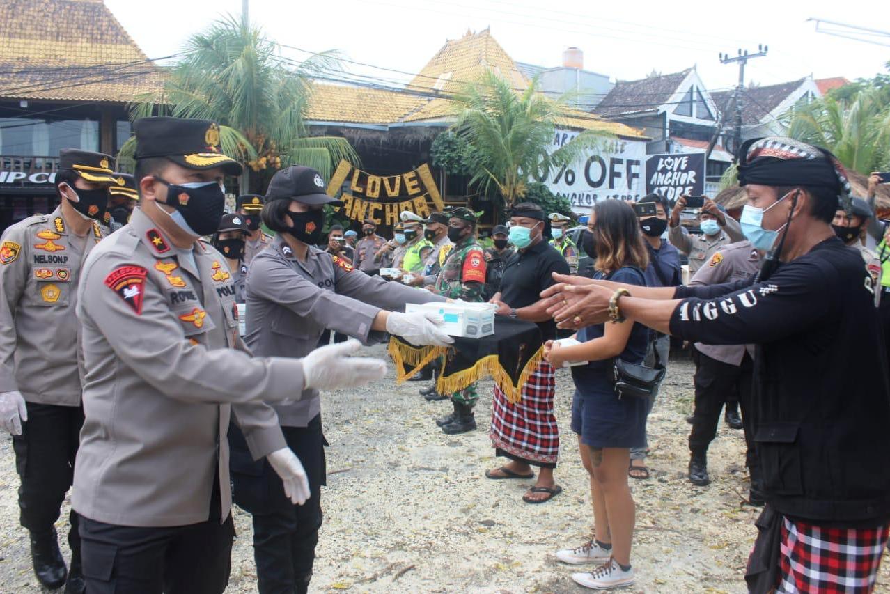 Wakapolda Bali membagikan 5 ribu masker kepada masyarakat dan turis asing di Desa Canggu, Kuta Utara, Rabu (3/2/2021). 