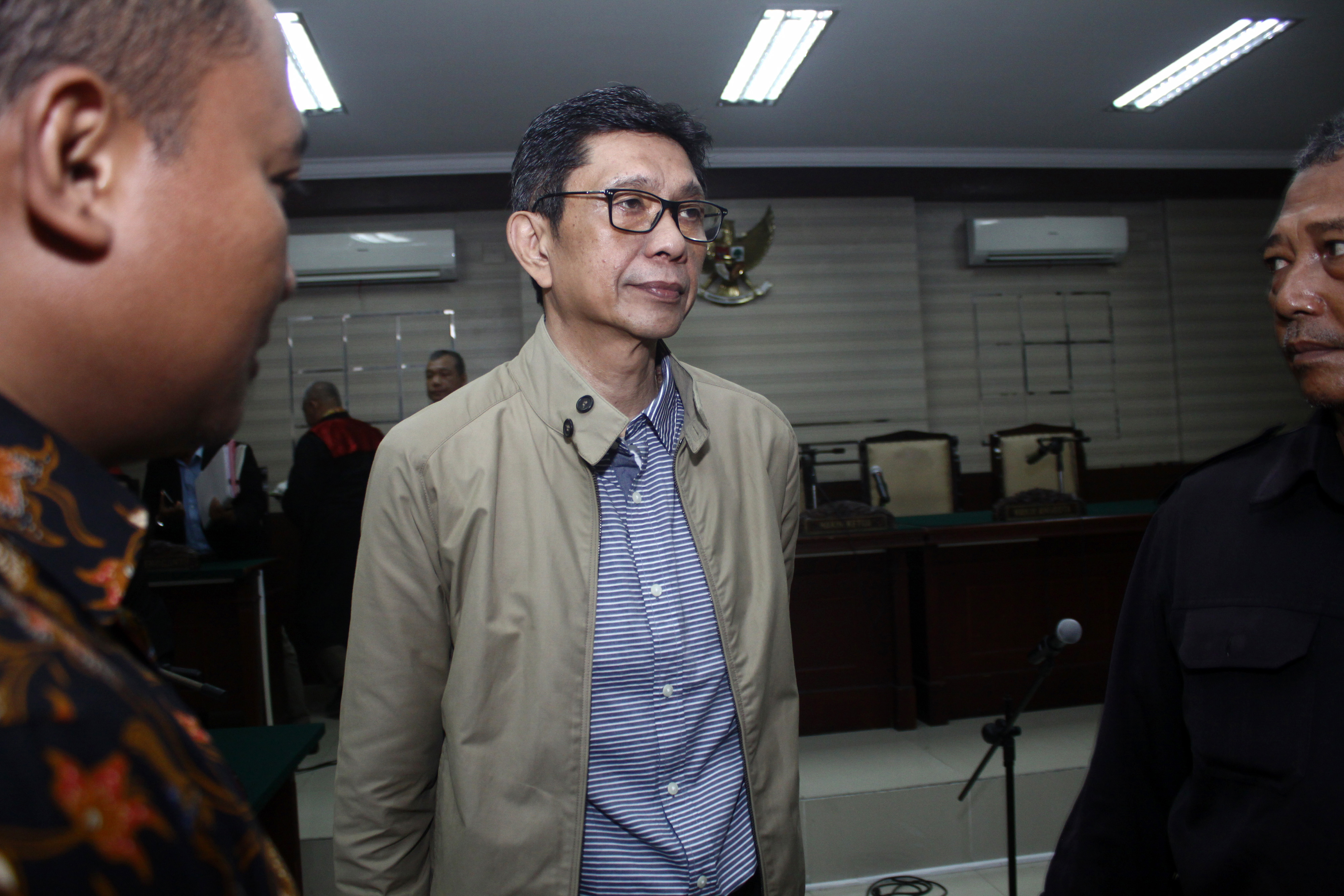  Mantan Walikota Batu Eddy Rumpoko (tengah) telah dijatuhi hukuman 5,5 tahun penjara oleh majelis kasasi Mahkamah Agung pada 2019.