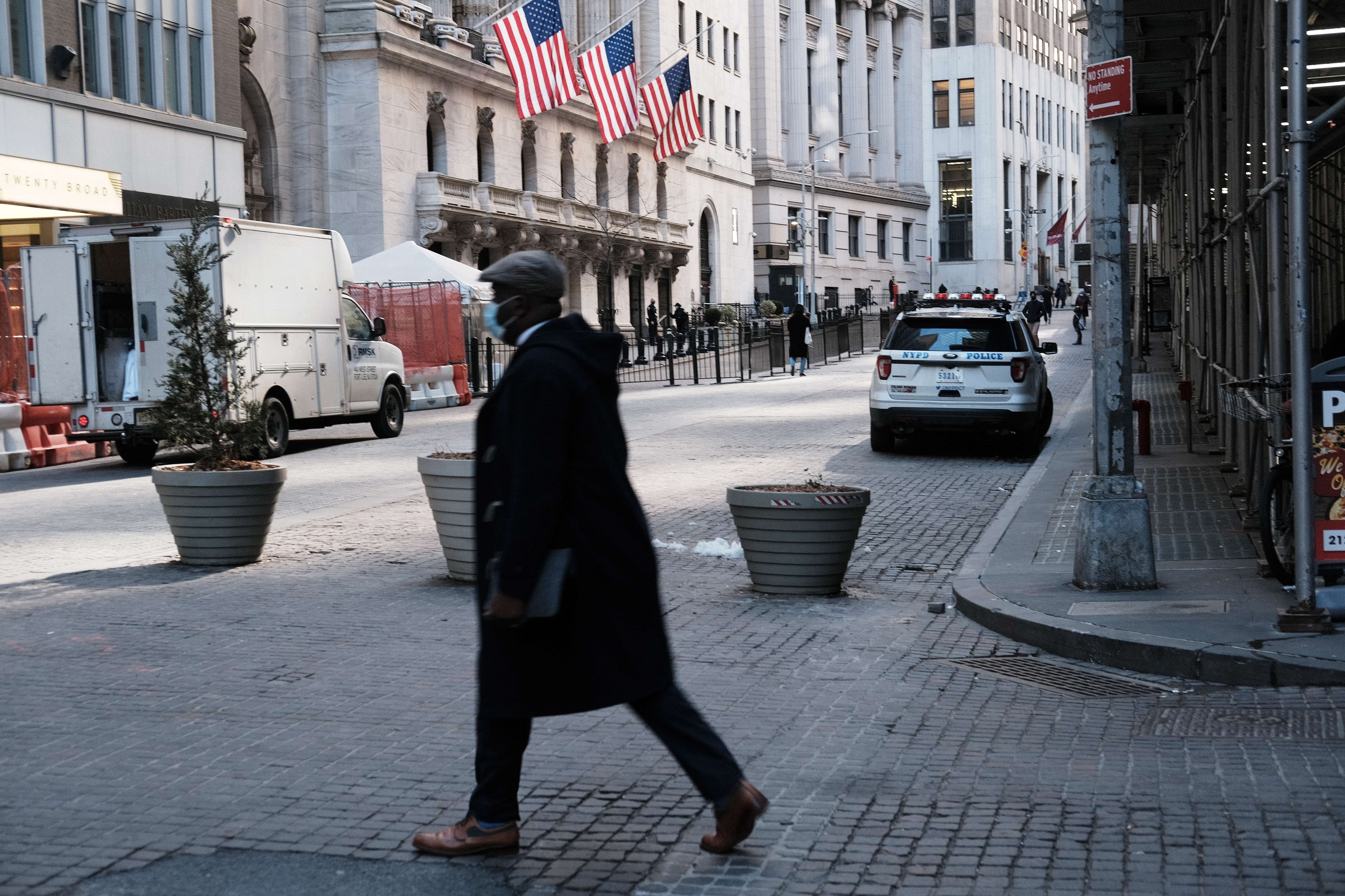 Orang berjalan di Bursa Efek New York, AS, Rabu (25/2).