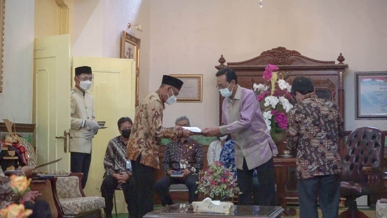 Sri Sultan menyerahkan SK menunjuk Sekda di tiga kabupaten di DIY sebagai Pelaksana Harian.