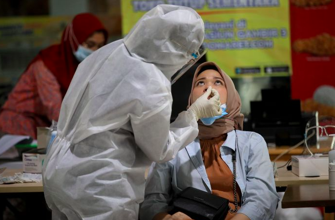 Suasana antrean calon penumpang yang mengikuti tes Antigen di Stasiun Gambir, Rabu (23/12/2020).