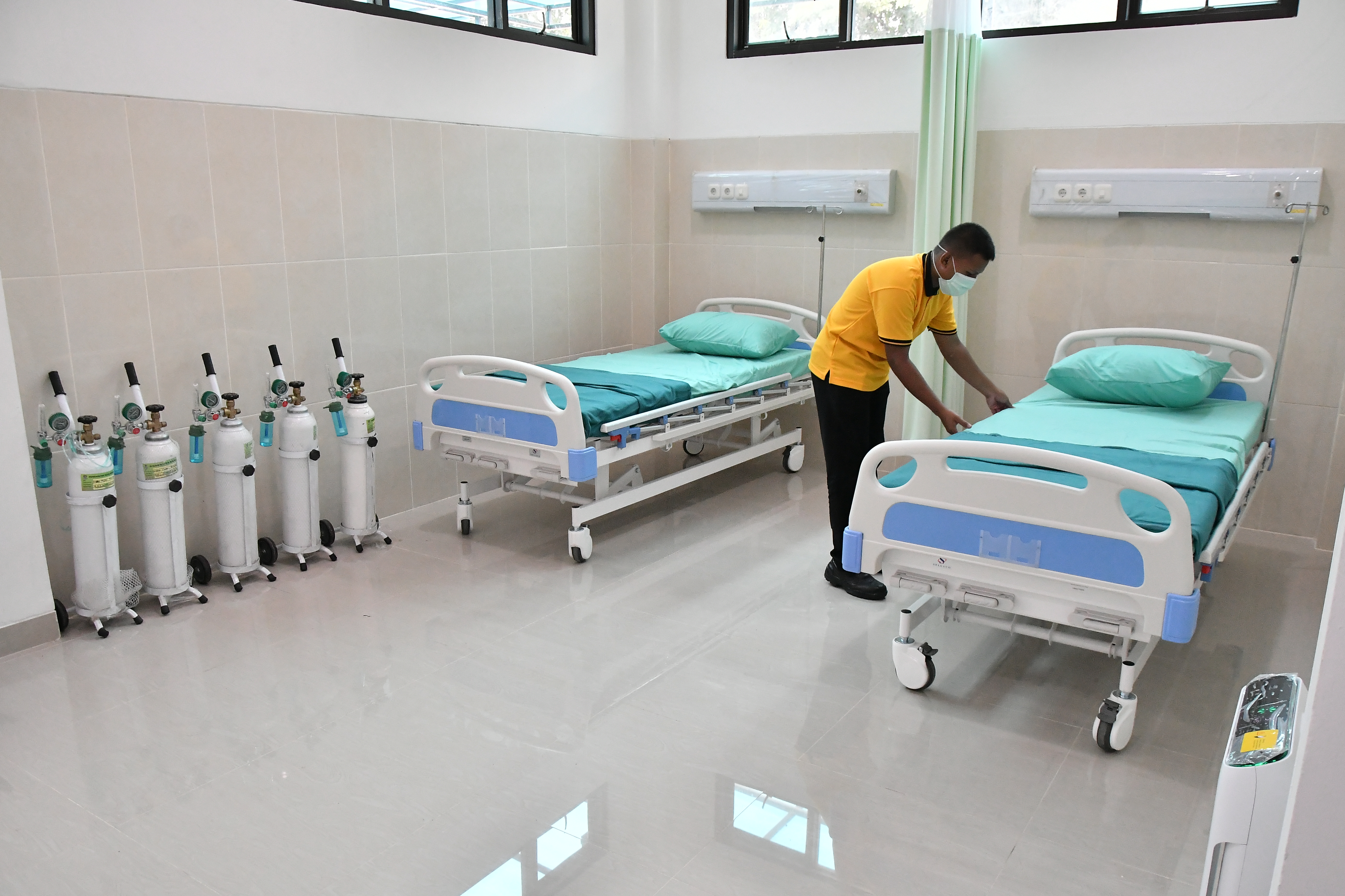 Petugas merapikan tempat tidur untuk ruang perawatan pasien covid-19 di RSUD tipe D Teluk Pucung, Bekasi, Jawa Barat.