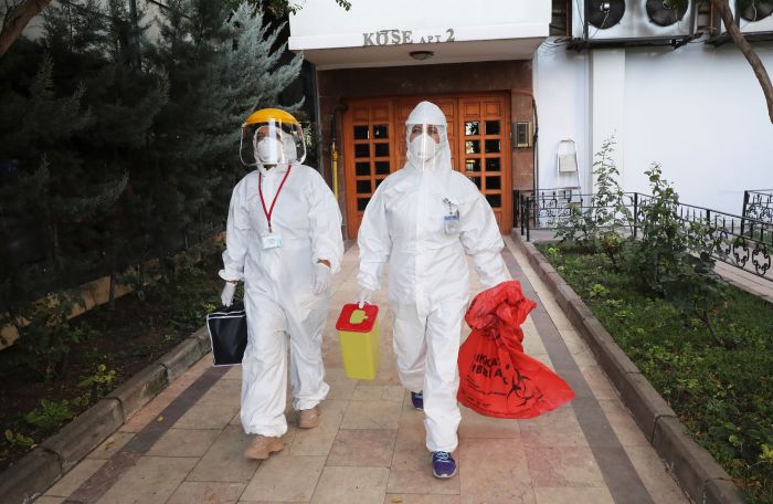 Ilustrasi: Petugas meninggalkan sebuah komplek apartemen di Ankara, Turki setelah mengambil sampel covid-19 dari warga.