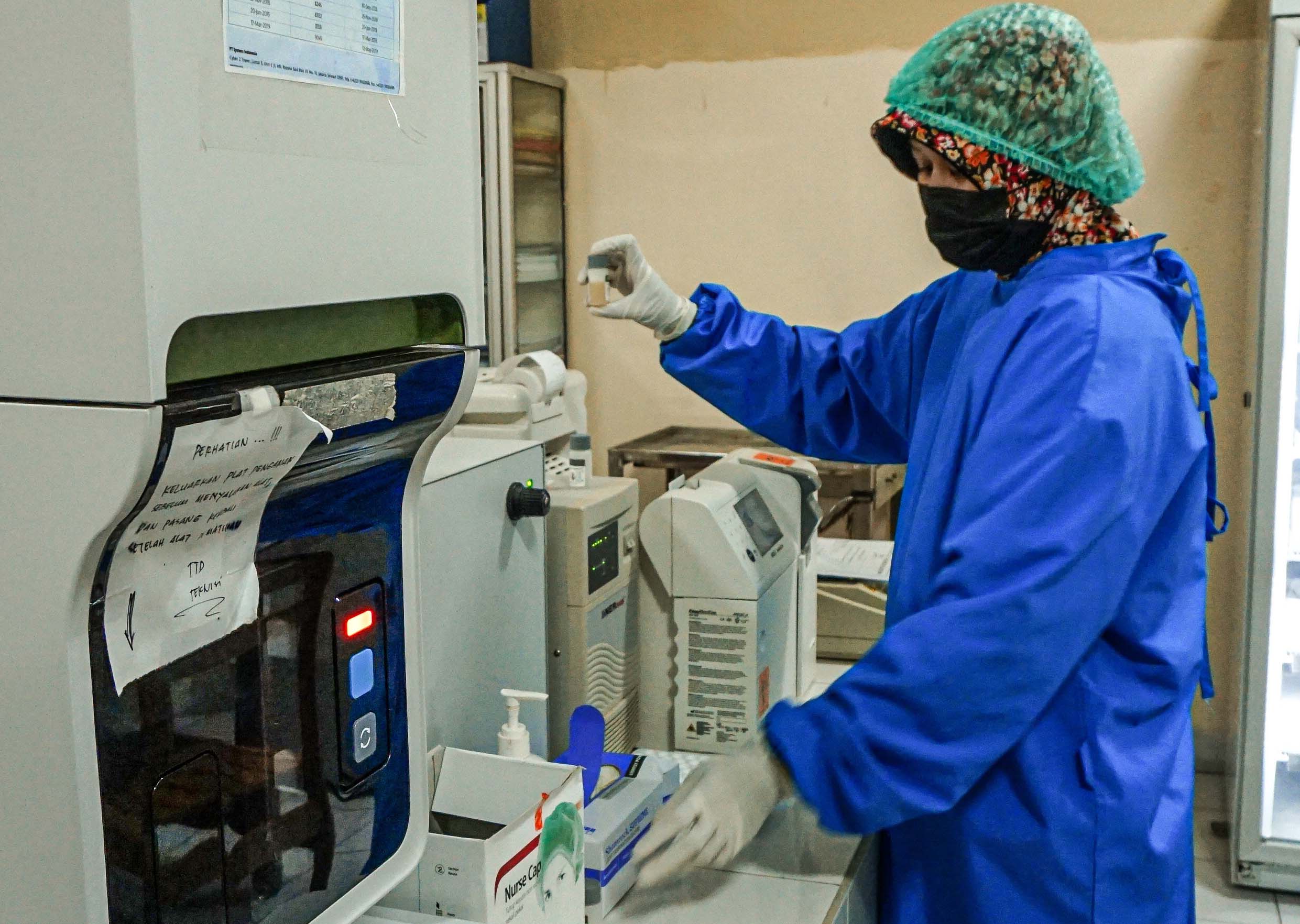 Ilustrasi pemeriksaan sampel di laboratorium