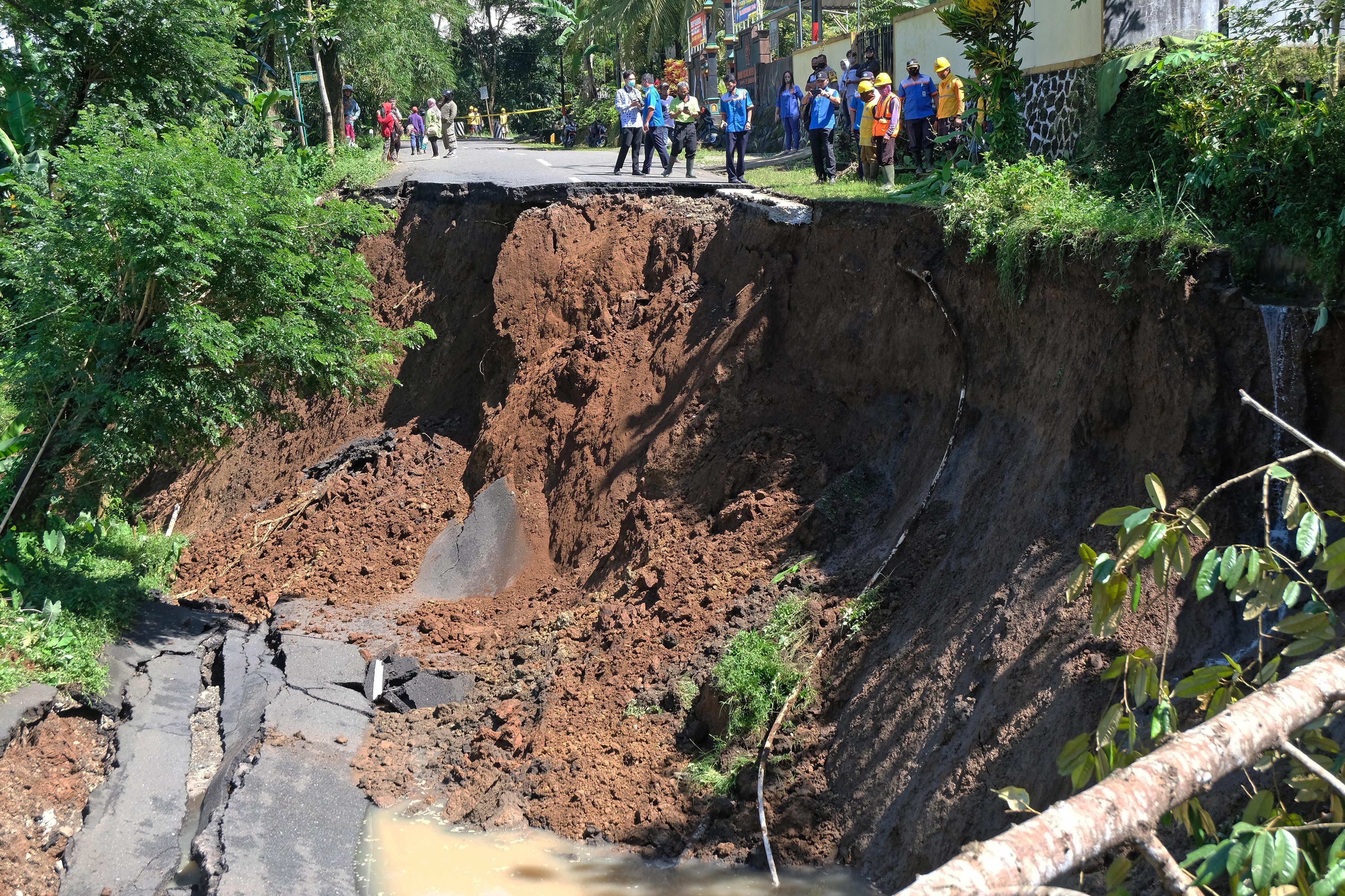 Tanah longsor di jalan raya Wonosobo-Kebumen Desa Trimulyo, Wadaslintang, Wonosobo, Jawa Tengah, pertengahan Januari lalu.