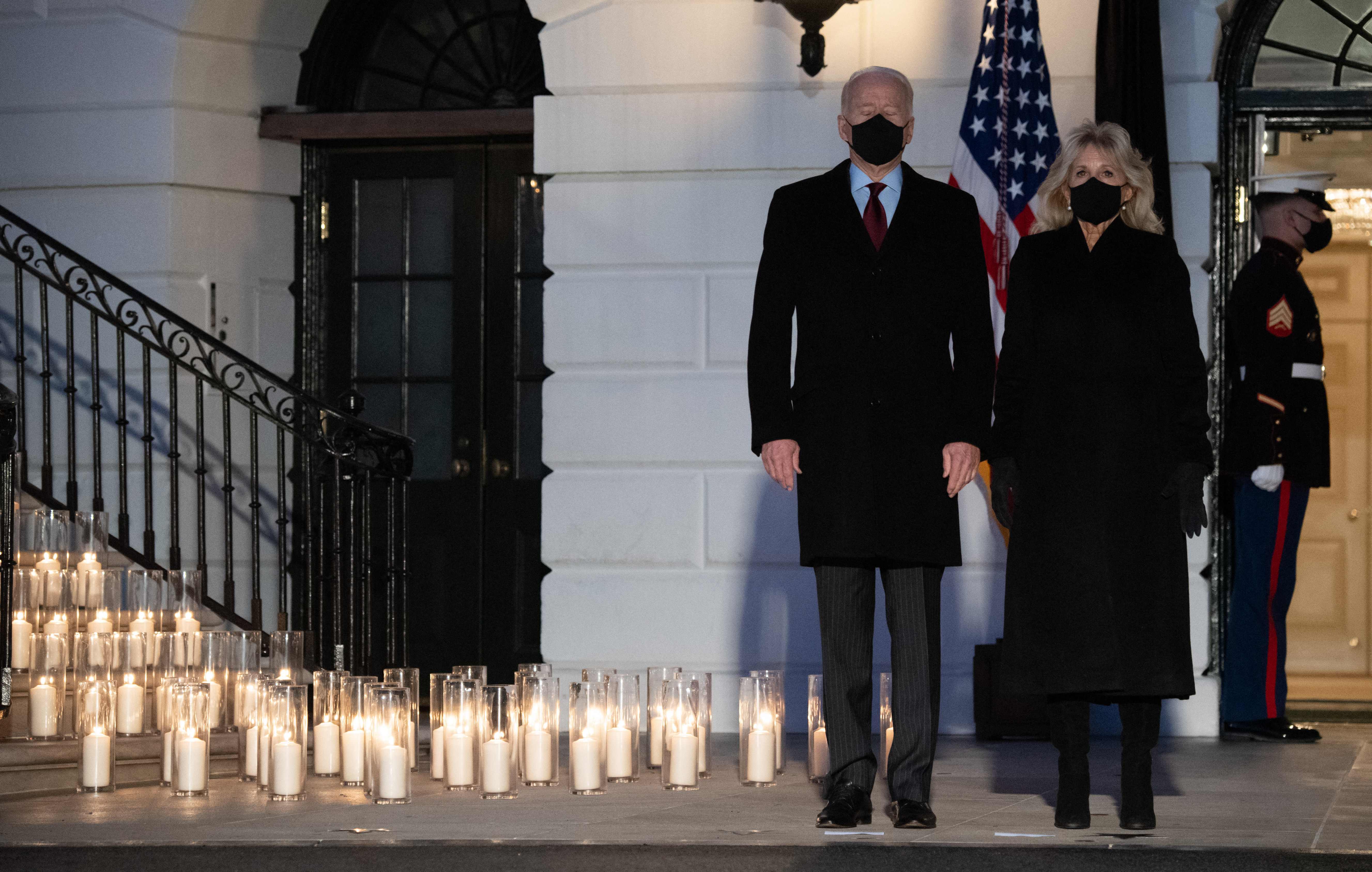  Presiden AS Joe Biden dan Ibu Negara Jill Biden mengheningkan cipta saat upacara lilin penghormatan kepada korban Covid-19. 