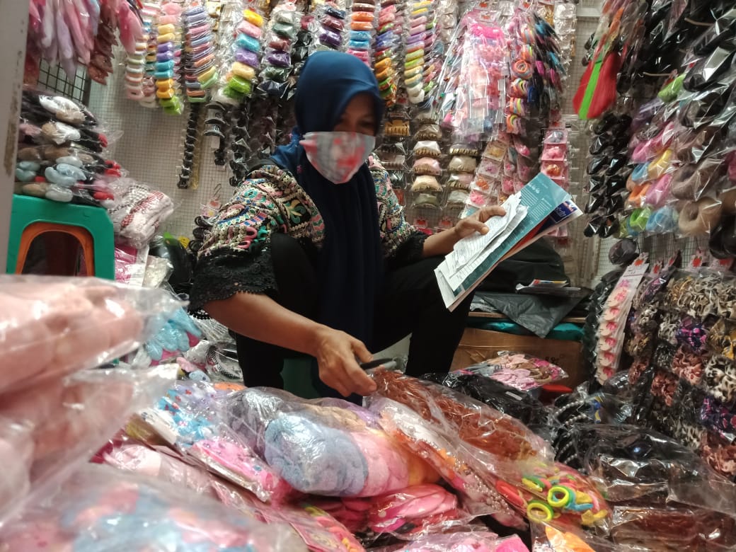 Pemilik Bipani Acecories, Espanel di antara produk jualannya yang dijual di Kota Yogyakarta, Senin (15/2).