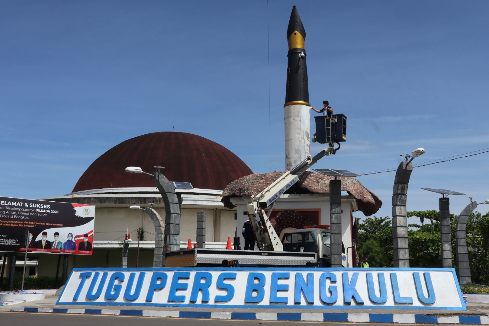 Anggota PWI Bengkulu mengecat tugu pers di Bengkulu untuk menyambut Hari Pers Nasional (HPN) 2021.