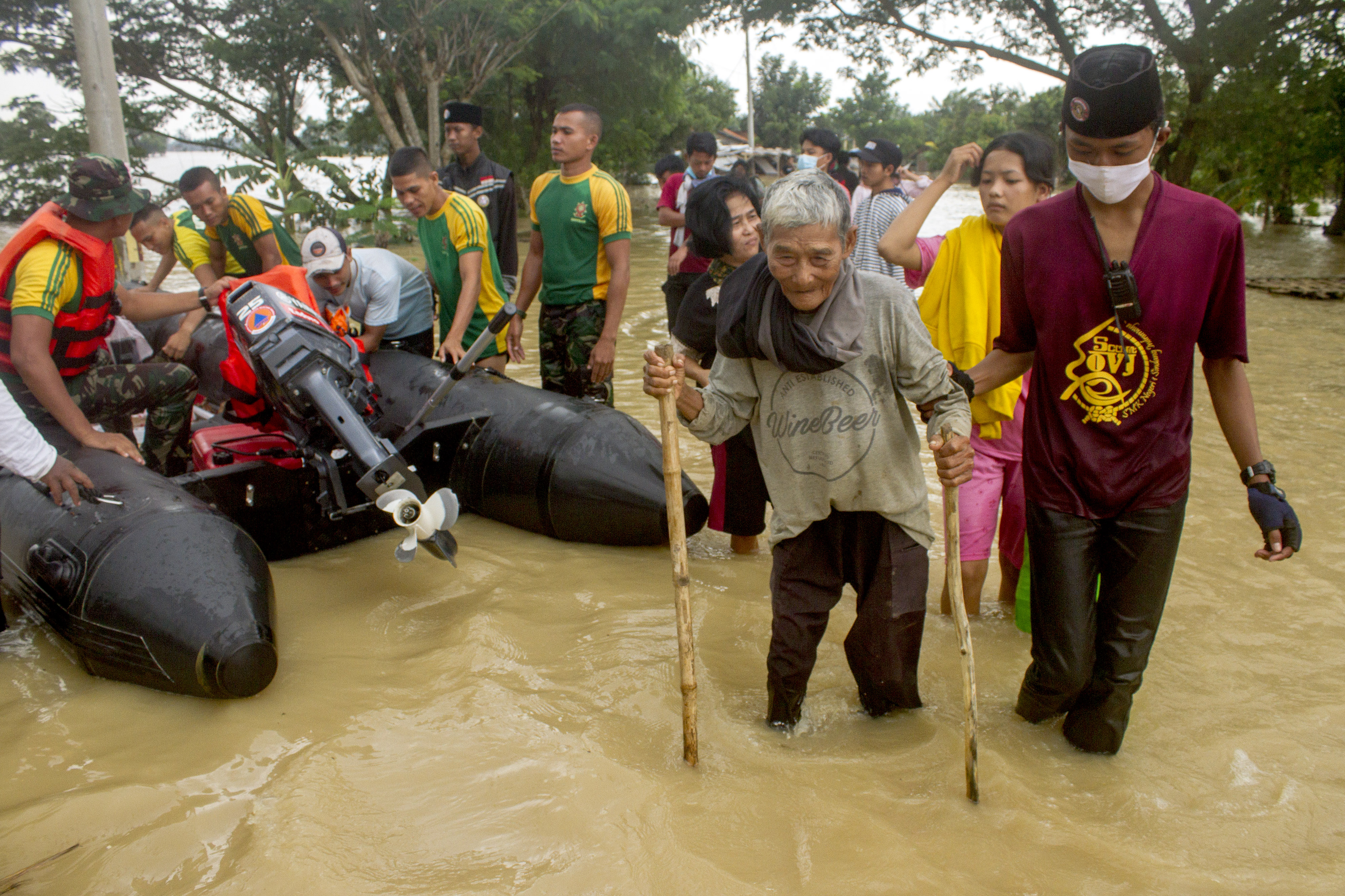 Petugas gabungan mengevakuasi warga terdampak banjir di Desa Karangligar, Karawang, Jawa Barat, Selasa (9/2).