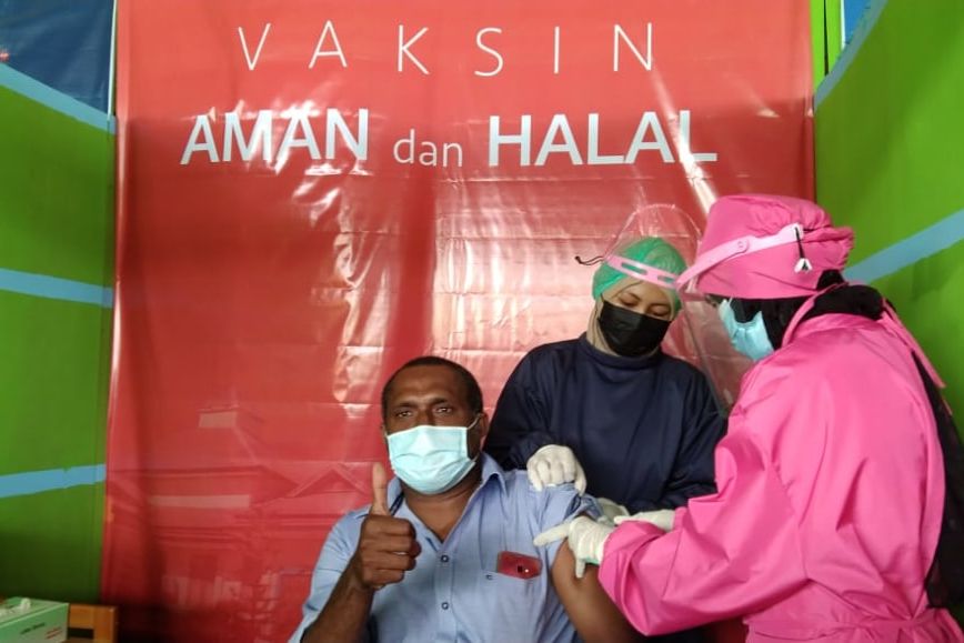 Salah seorang peserta vaksinasi covid-19 di Kota Sorong. 