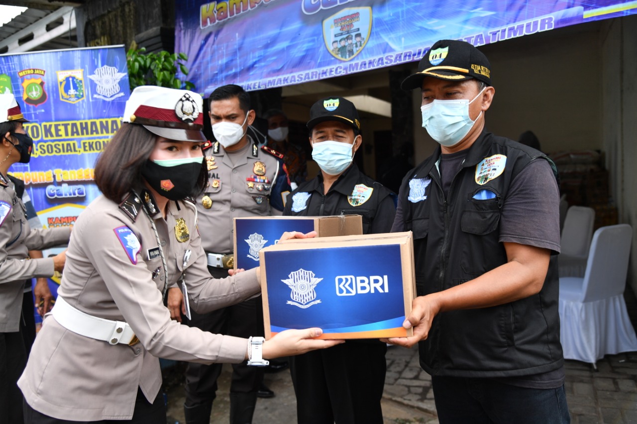 Korlantas Polri Beri Bantuan Korban Banjir di Cipinang Melayu