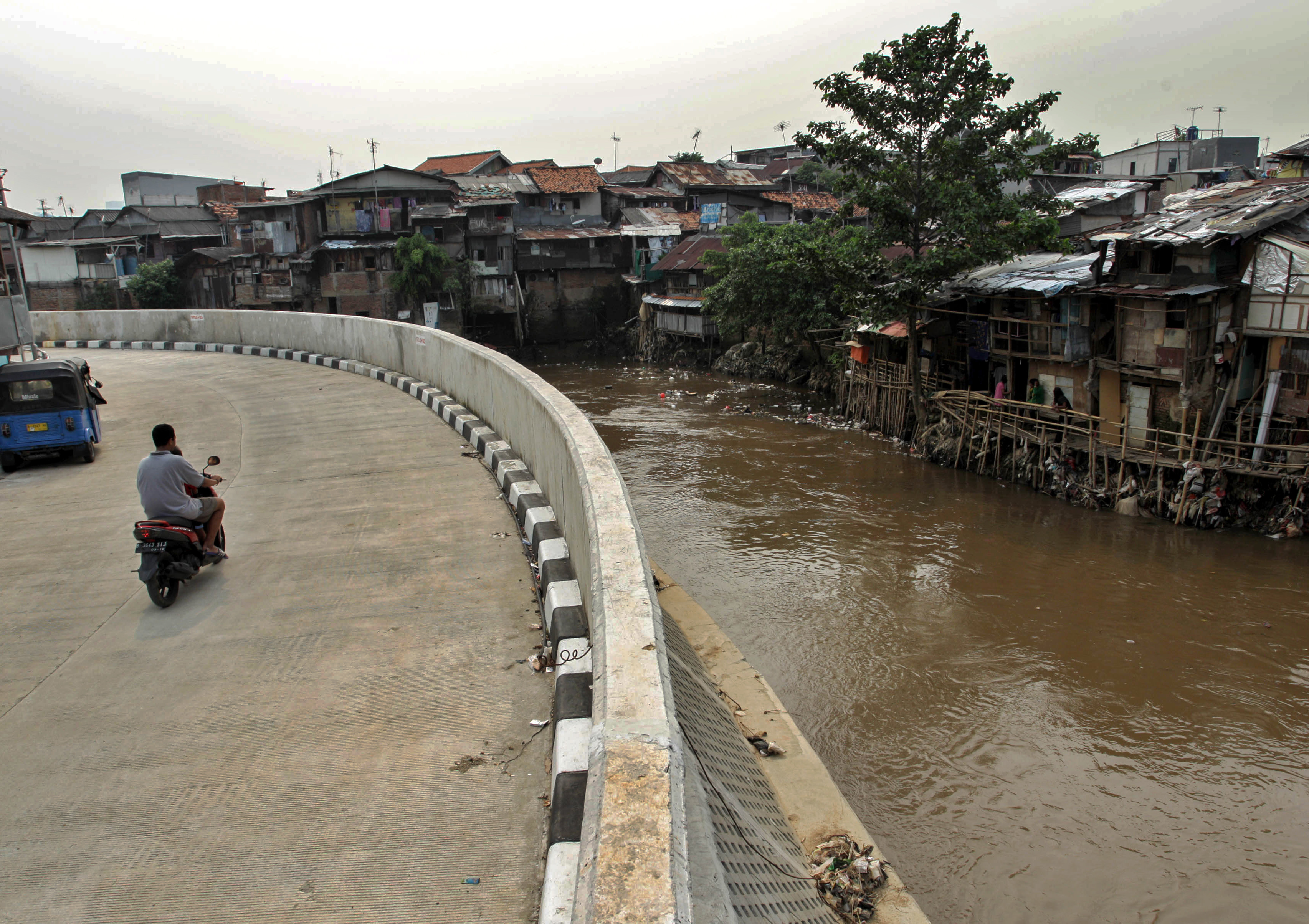 Sungai Ciliwung di Kampung Melayu yang sudah dinormalisasi. Program normalisasi sungai di DKI Jakarta terus dilanjutkan.