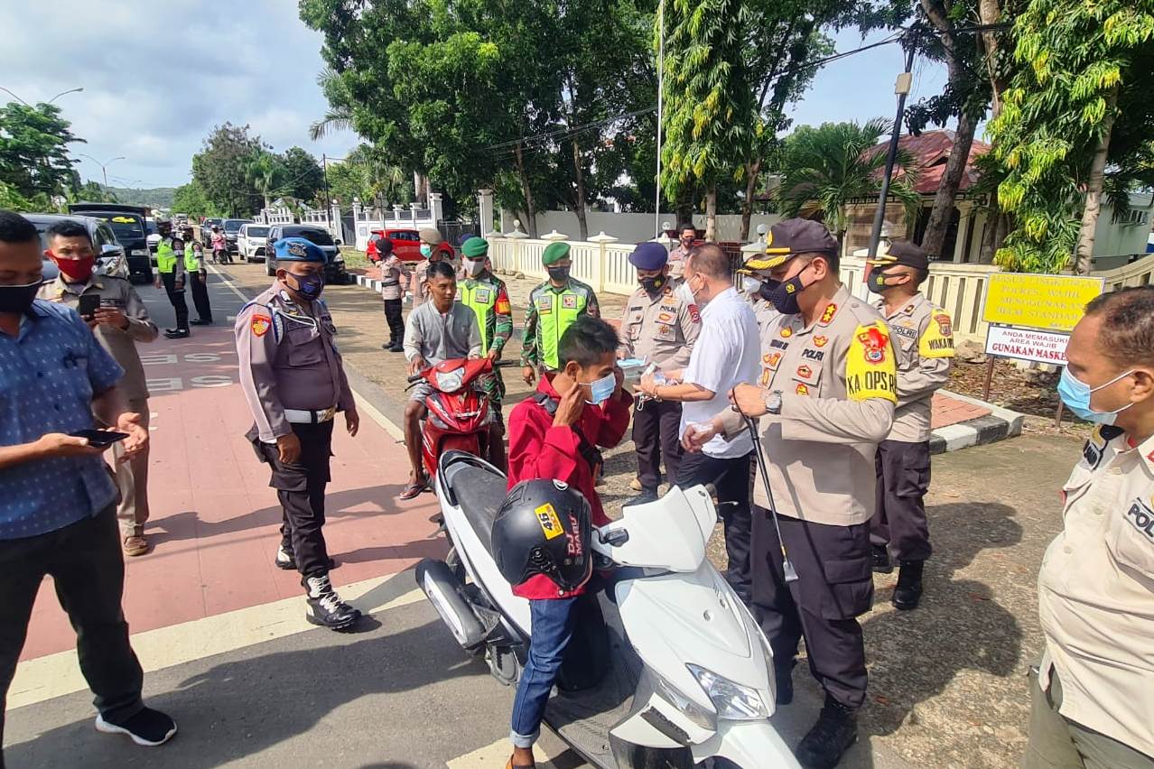 Polres Manggarai Barat mengerahkan ratusan personel untuk menegakkan disiplin protokol covid-19 di ruas jalan kota Labuan Bajo