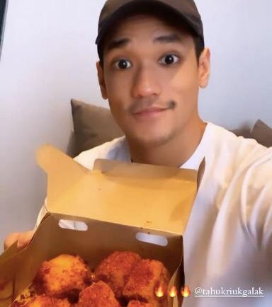 Afgan mencicipi Tahu Kiuk Galak