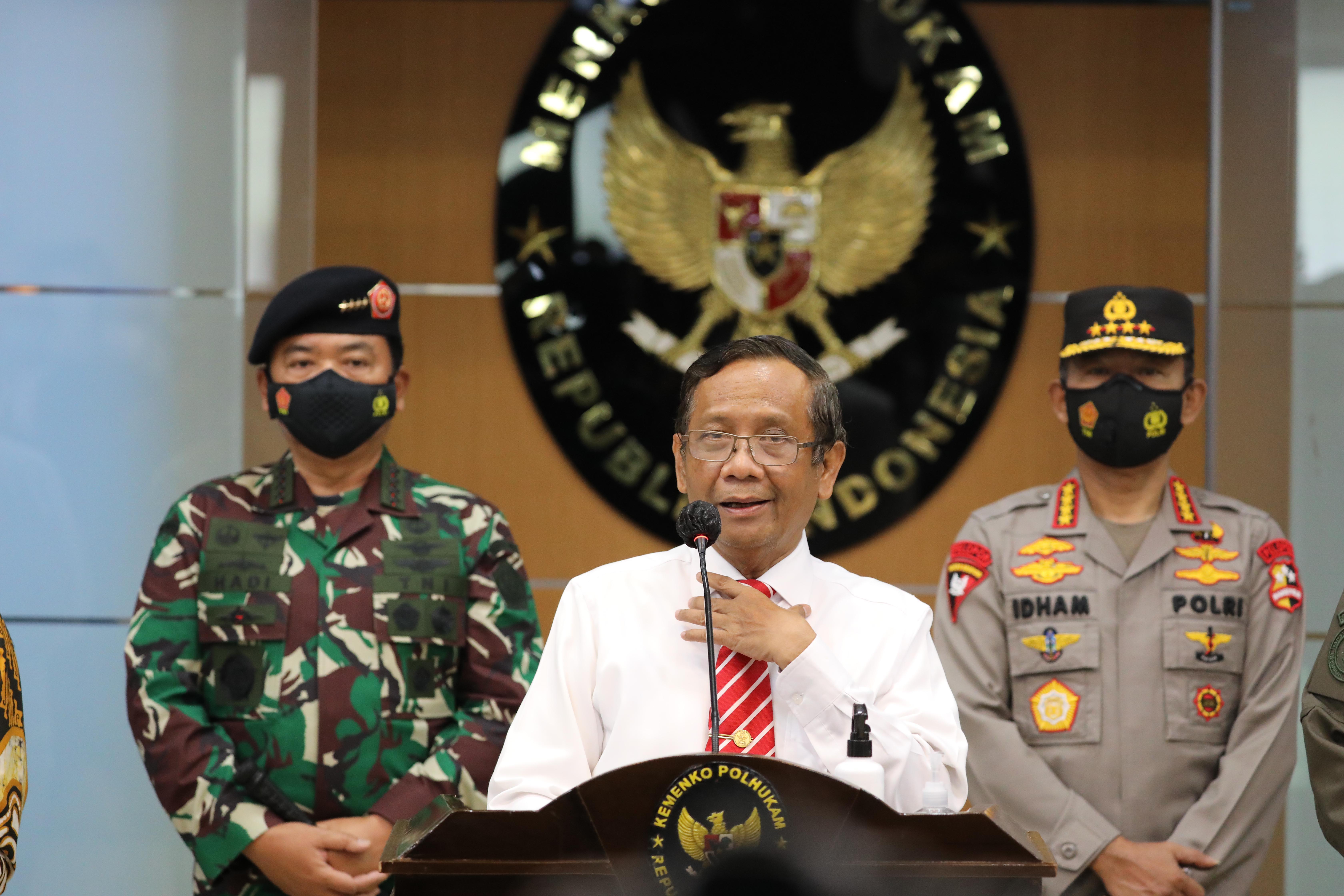 Menteri Koordinator Politik Hukum dan Keamanan (Menko Polhukam) Mahfud MD (tengah) 