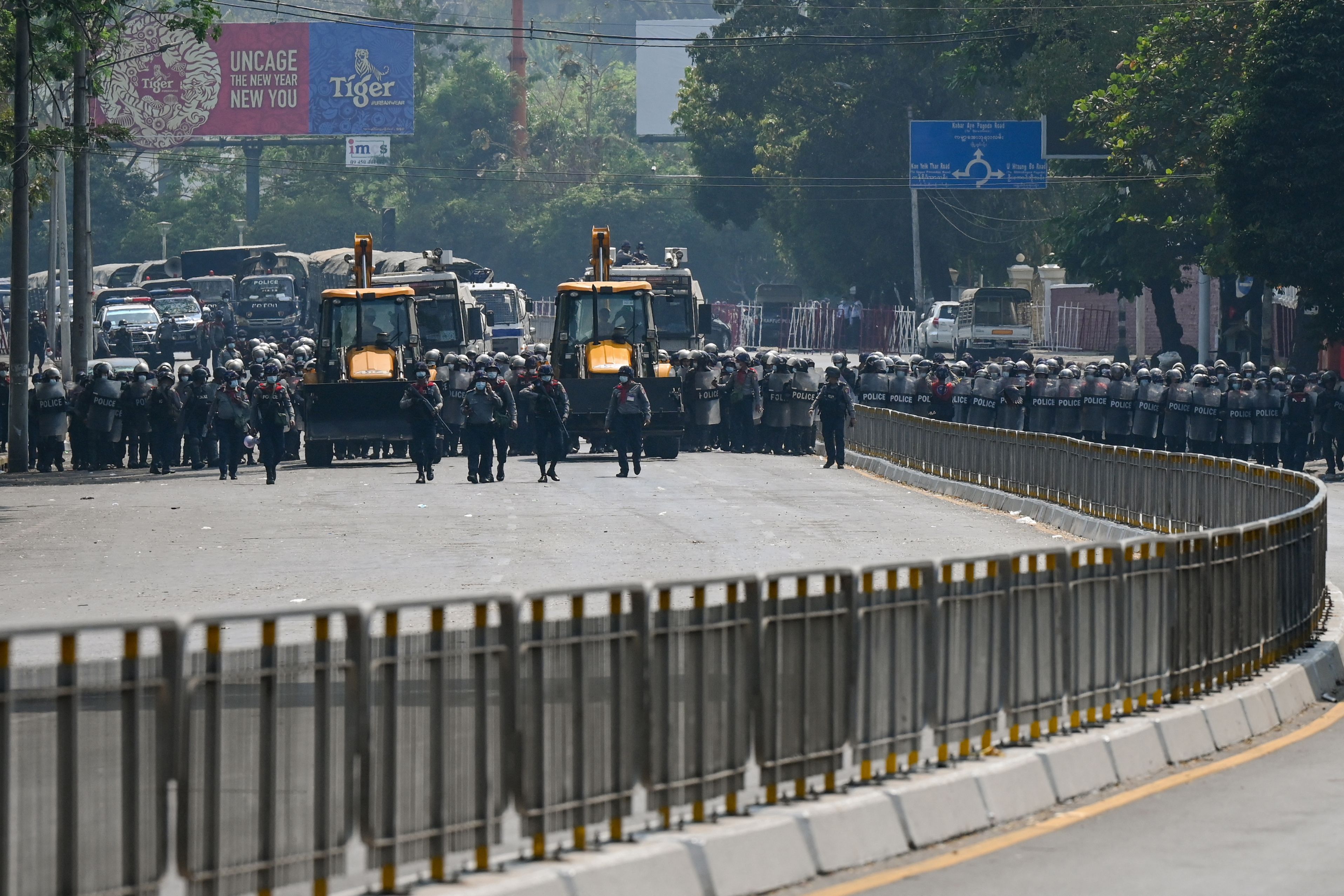 Polisi dengan segala perlengkapan siap membubarka para demonstran di Kota Yangon, Myanmar, Senin (22/2).