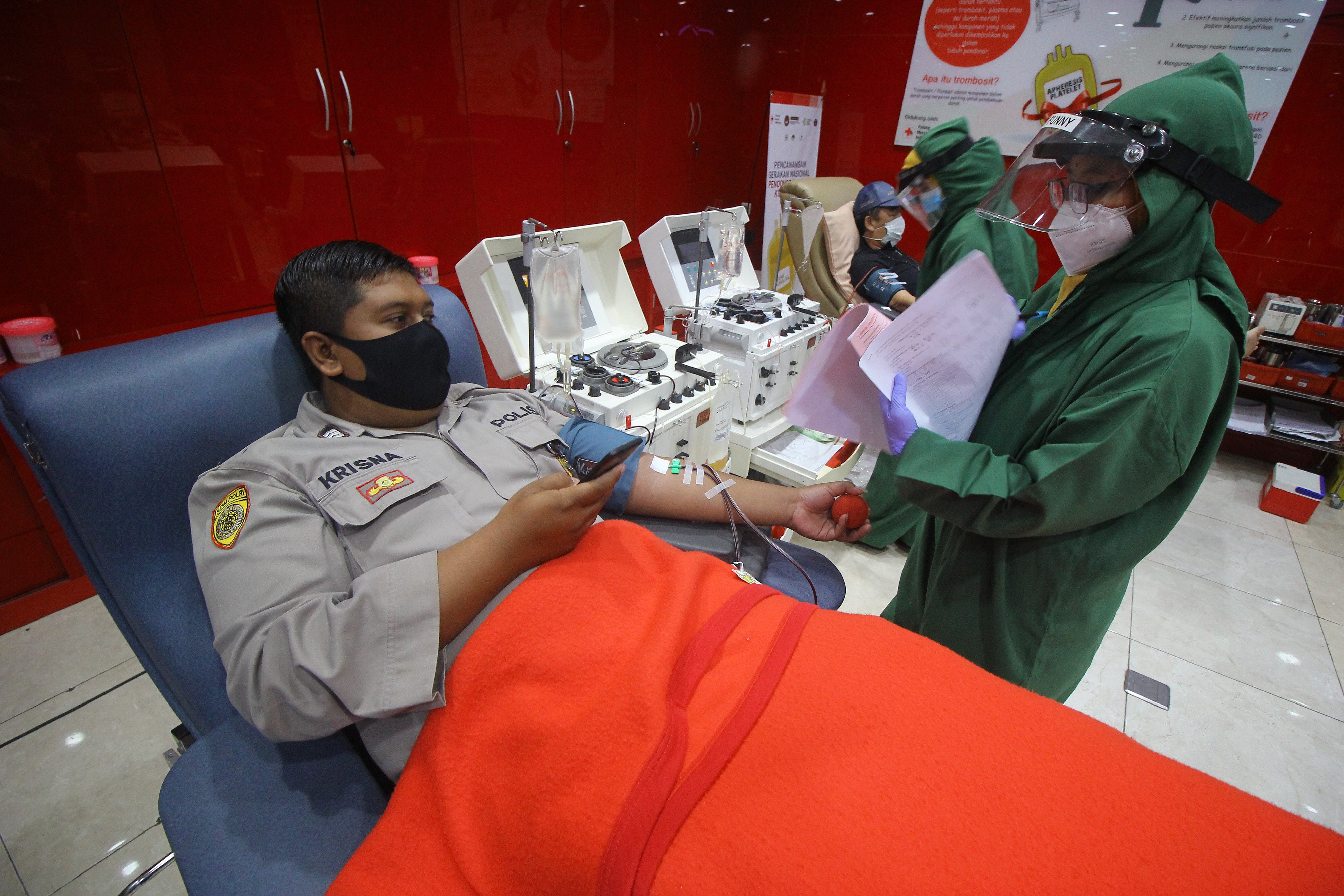 Anggota Polrestabes Surabaya mengikuti donor plasma konvalesen di Unit Transfusi Darah (UTD) PMI Kota Surabaya, Jawa Timur.