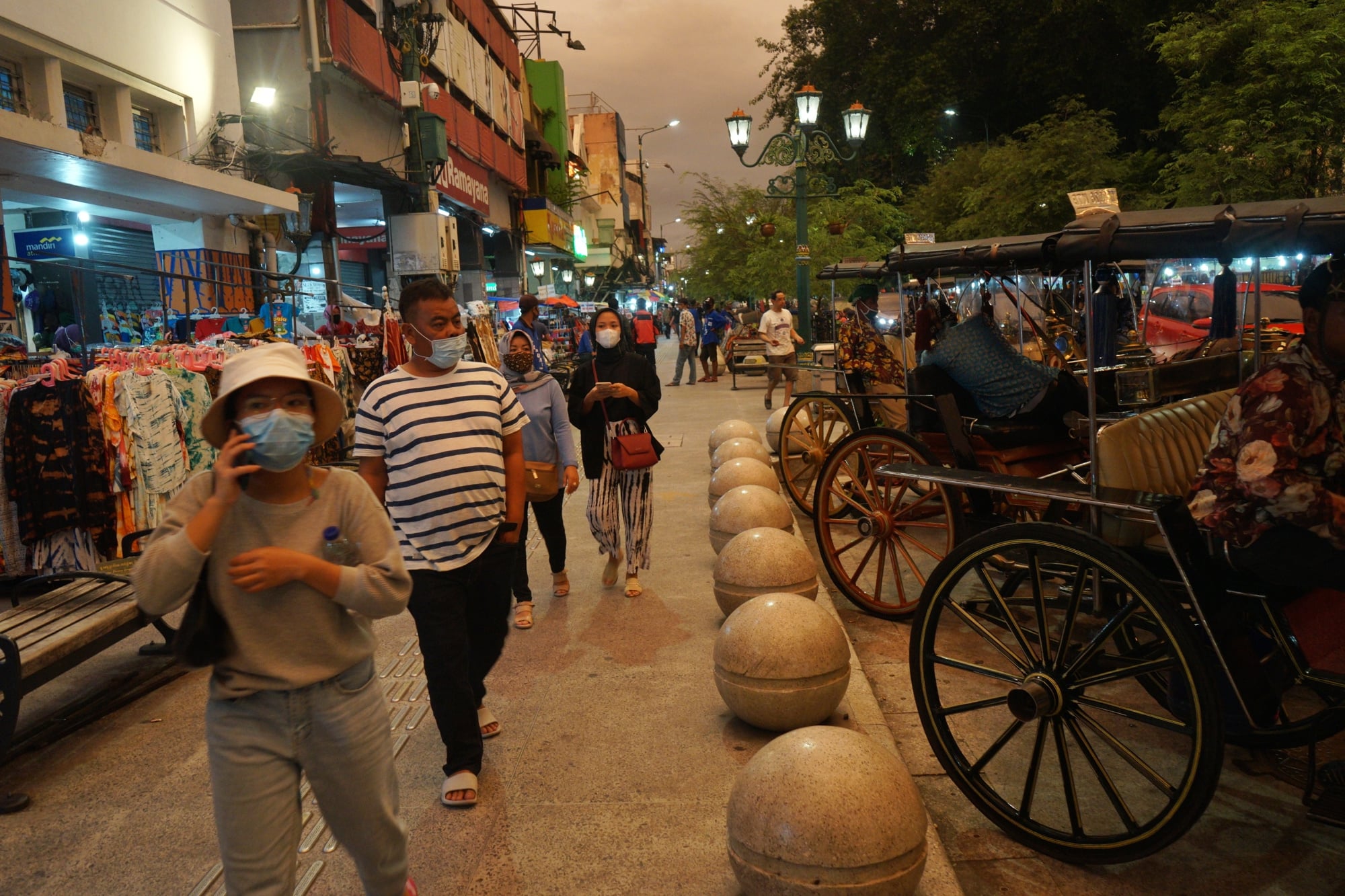 Wisatawan berjalan di kawasan wisata Jalan Malioboro, Yogyakarta, Jumat (12/2/2021).