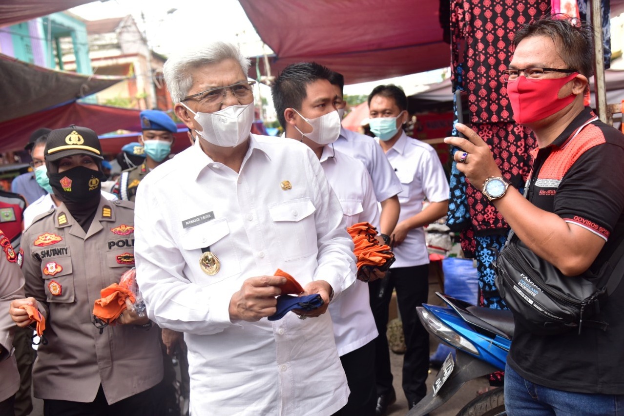 Kegiatan sosialisasi dan pembagian masker di sejumlah titik di pasar tradisional di Kota Palembang melibatkan forkopimda di Sumsel.