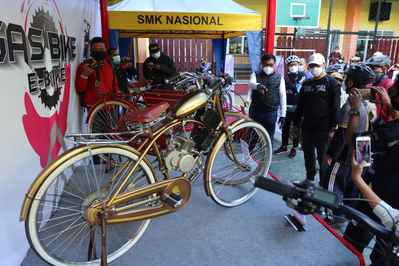  Wakil Wali Kota Malang Sofyan Edi Jarwoko, meluncurkan e-bike dan gas-bike, Minggu (7/2/2021)