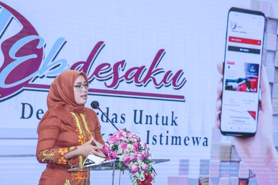 Bupati Purwakarta Anne Ratna Mustika saat meluncurkan webdesaku