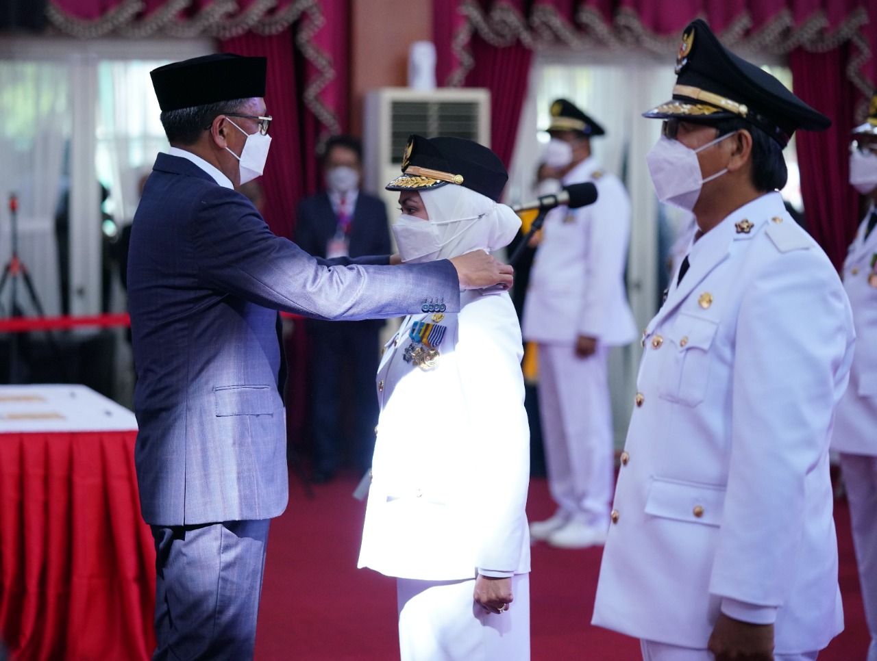 Dari 11 pasangan kepala daerah yang dilantik di Sulawesi Selatan, ada tiga orang perempuan yang menjadi kepala daerah.
