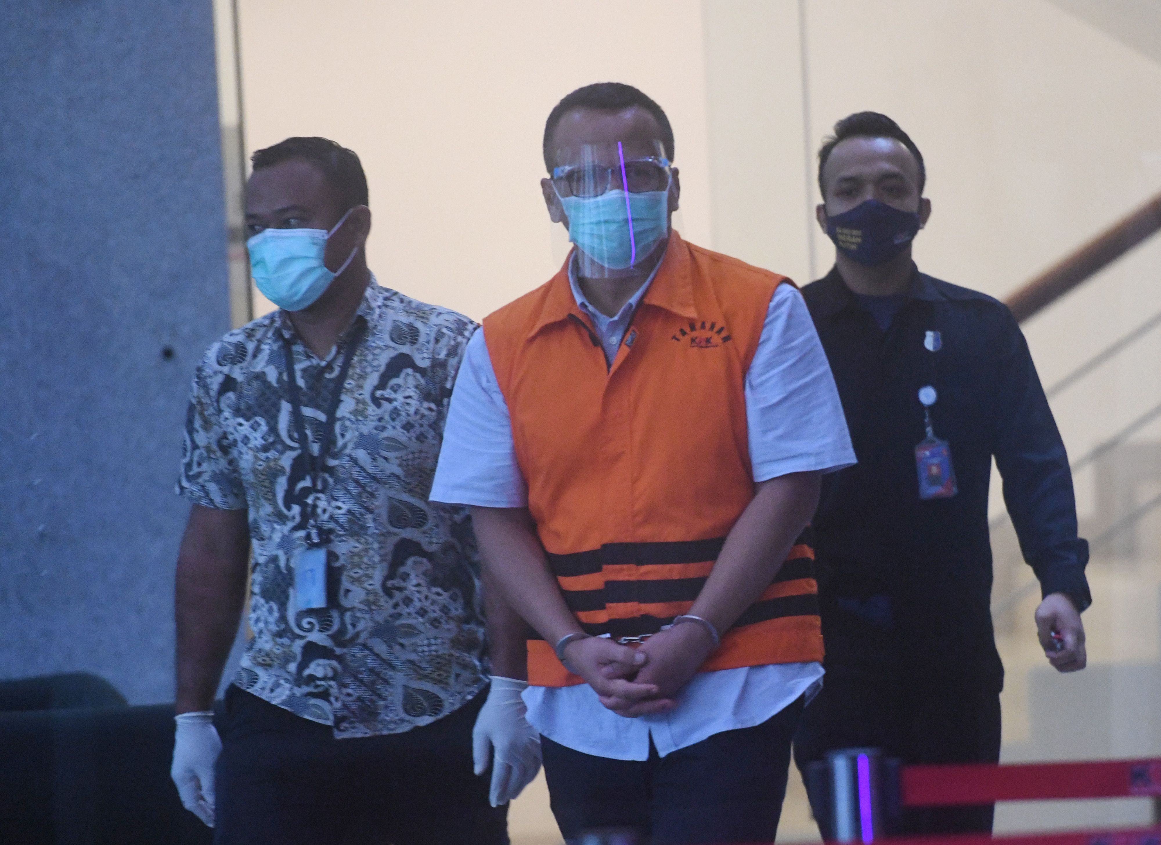 Mantan Menteri Kelautan dan Perikanan Edhy Prabowo (tengah) berjalan usai menjalani pemeriksaan di Gedung KPK, Jakarta.