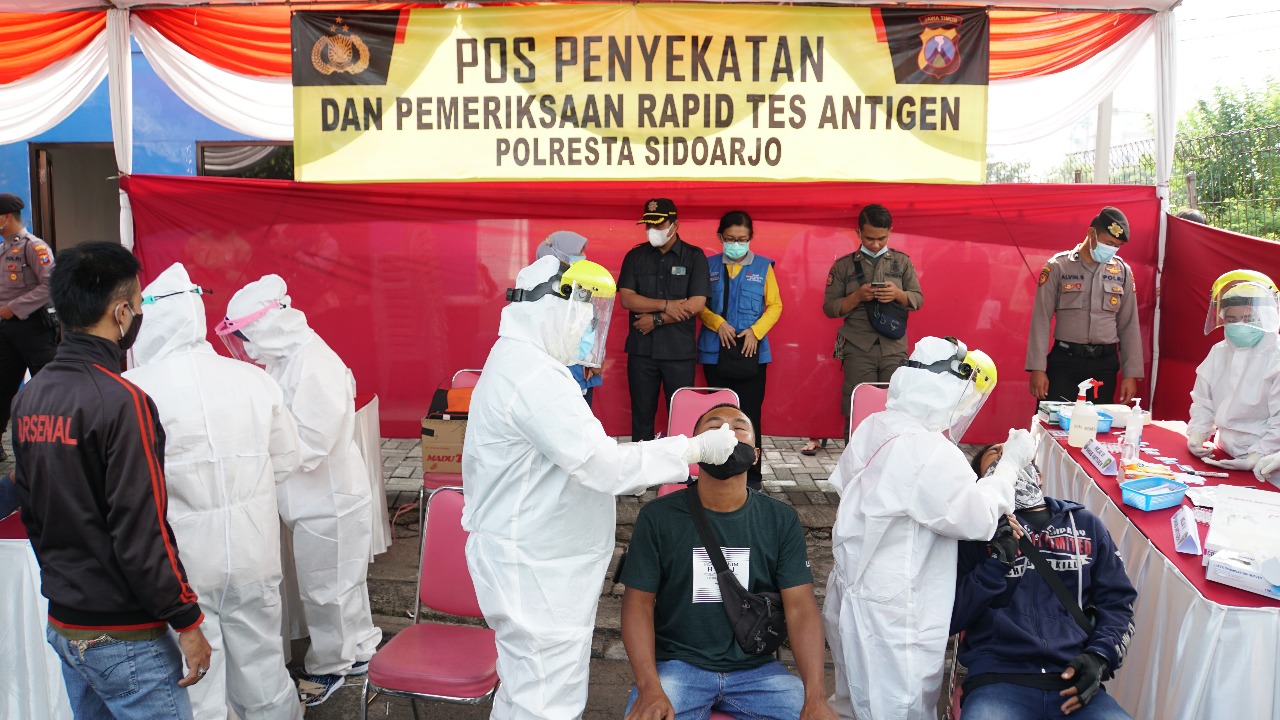 Pemeriksaan tes covid antigen bagi pendatang yang masuk ke Sidoarjo menemukan tiga orang reaktif covid dan dikarantina, Jumat (12/2)