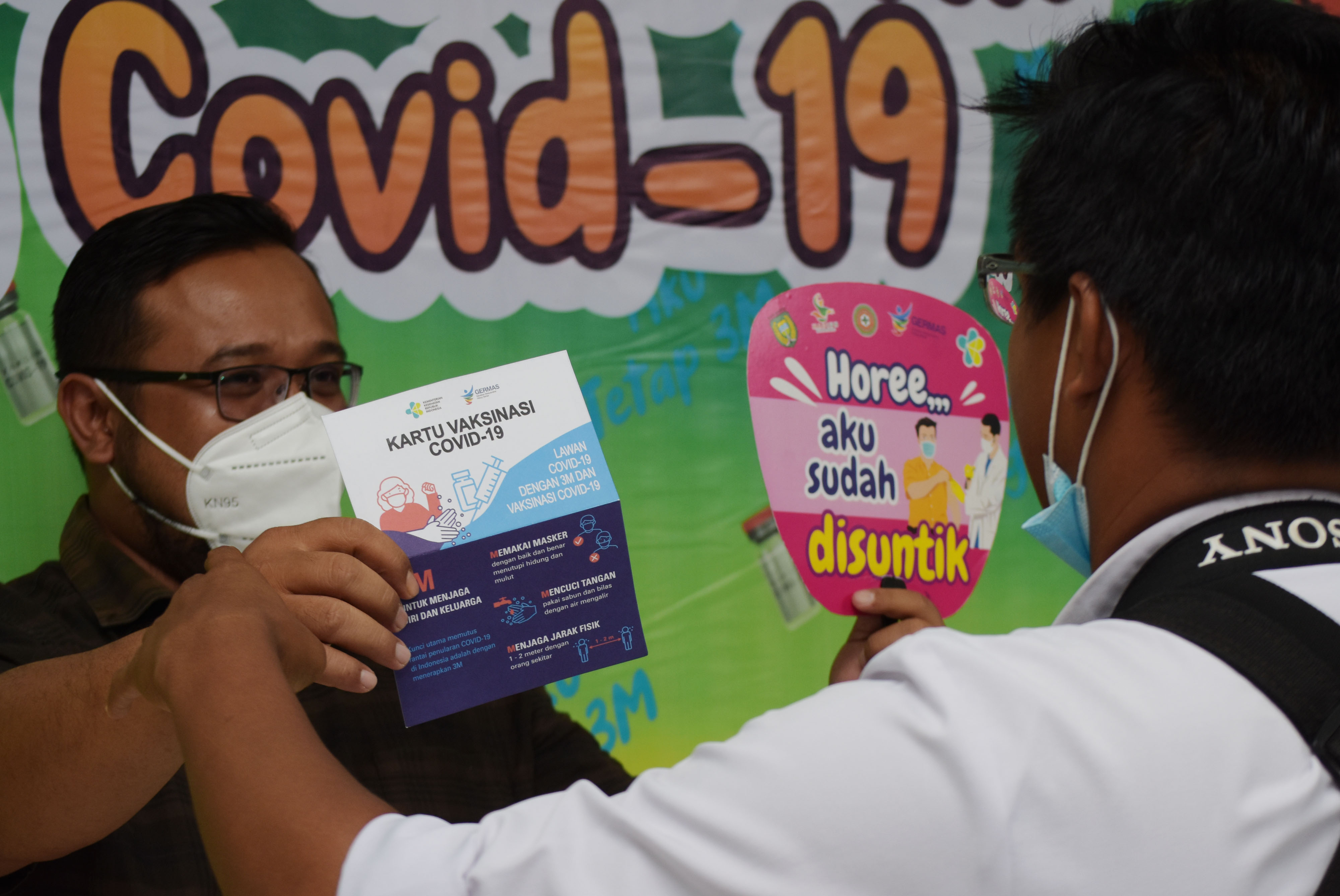 Seorang wartawan memperlihatkan Kartu Vaksinasi Covid-19 seusai disuntik vaksin di Puskesmas Tawangrejo, Kota Madiun, Rabu (24/2/2021)