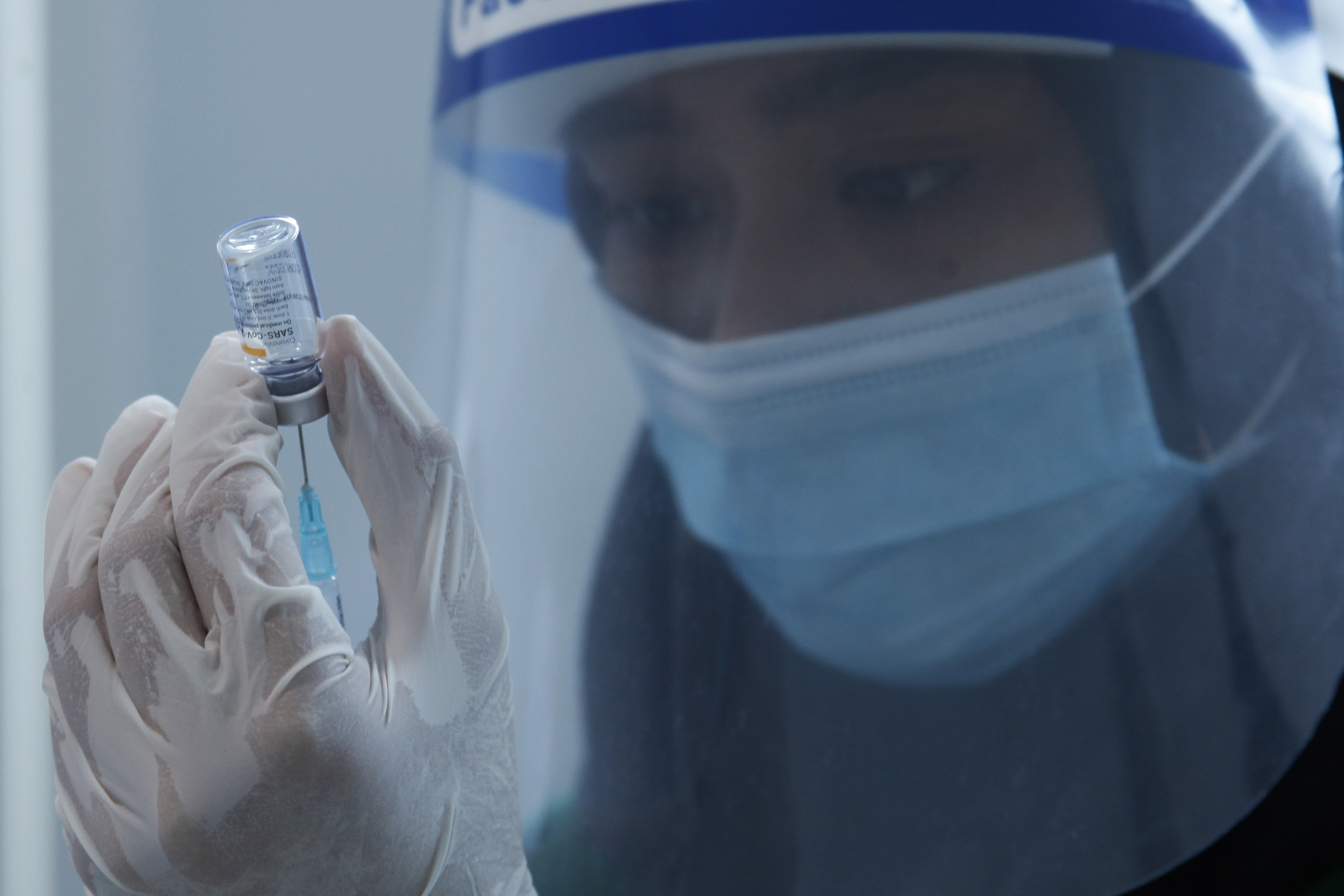 Tenaga kesehatan mempersiapkan vaksin Covid-19