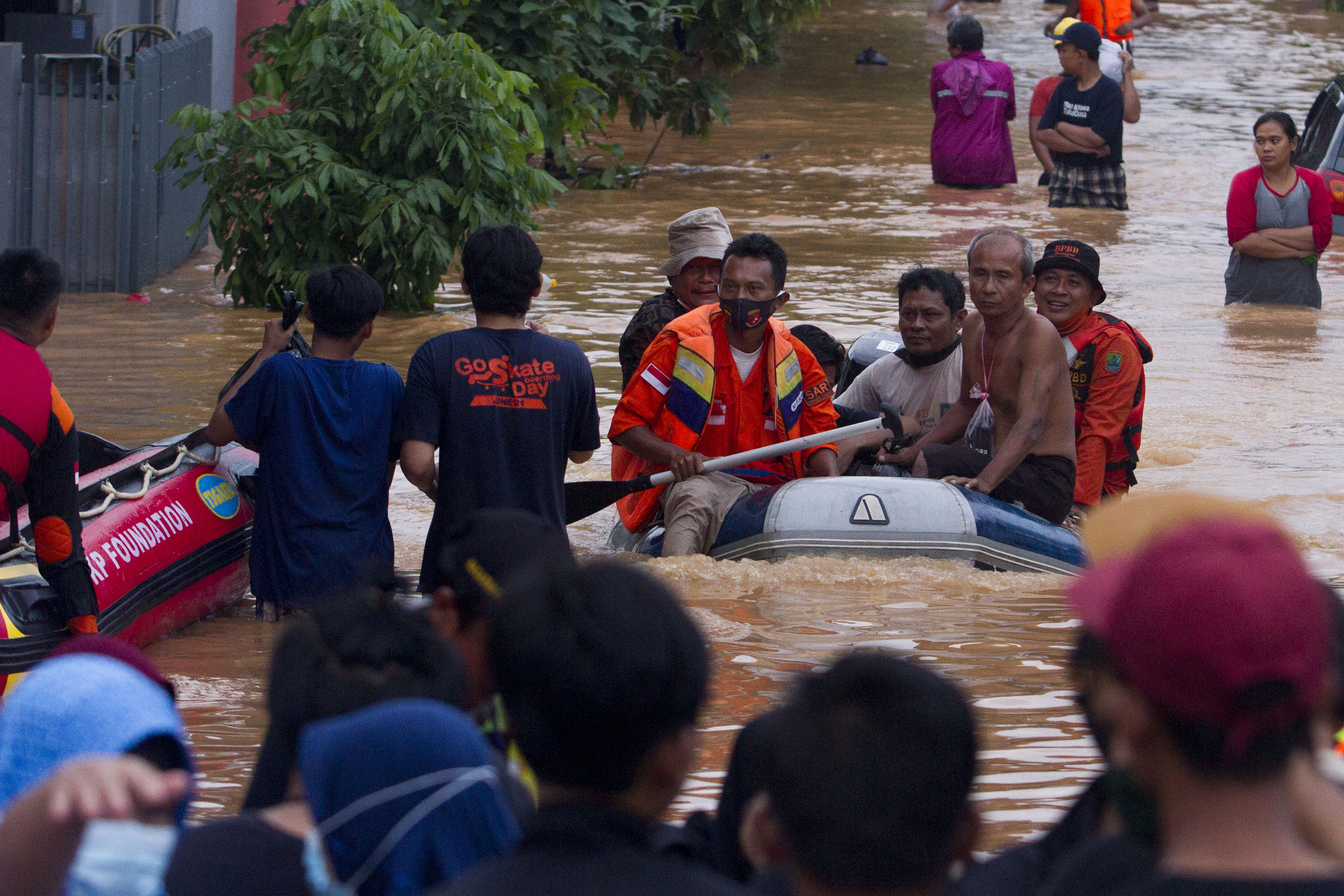 Petugas gabungan mengevakuasi warga terdampak banjir di Desa Dawuan Tengah, Cikampek, Karawang, Jawa Barat, Minggu (7/2).