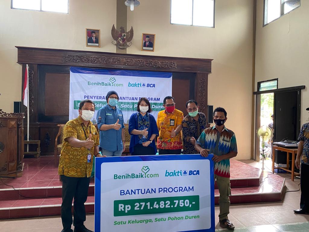 BCA dan Benihbaik.com Berkolaborasi Tanam Pohon Durian Bawor