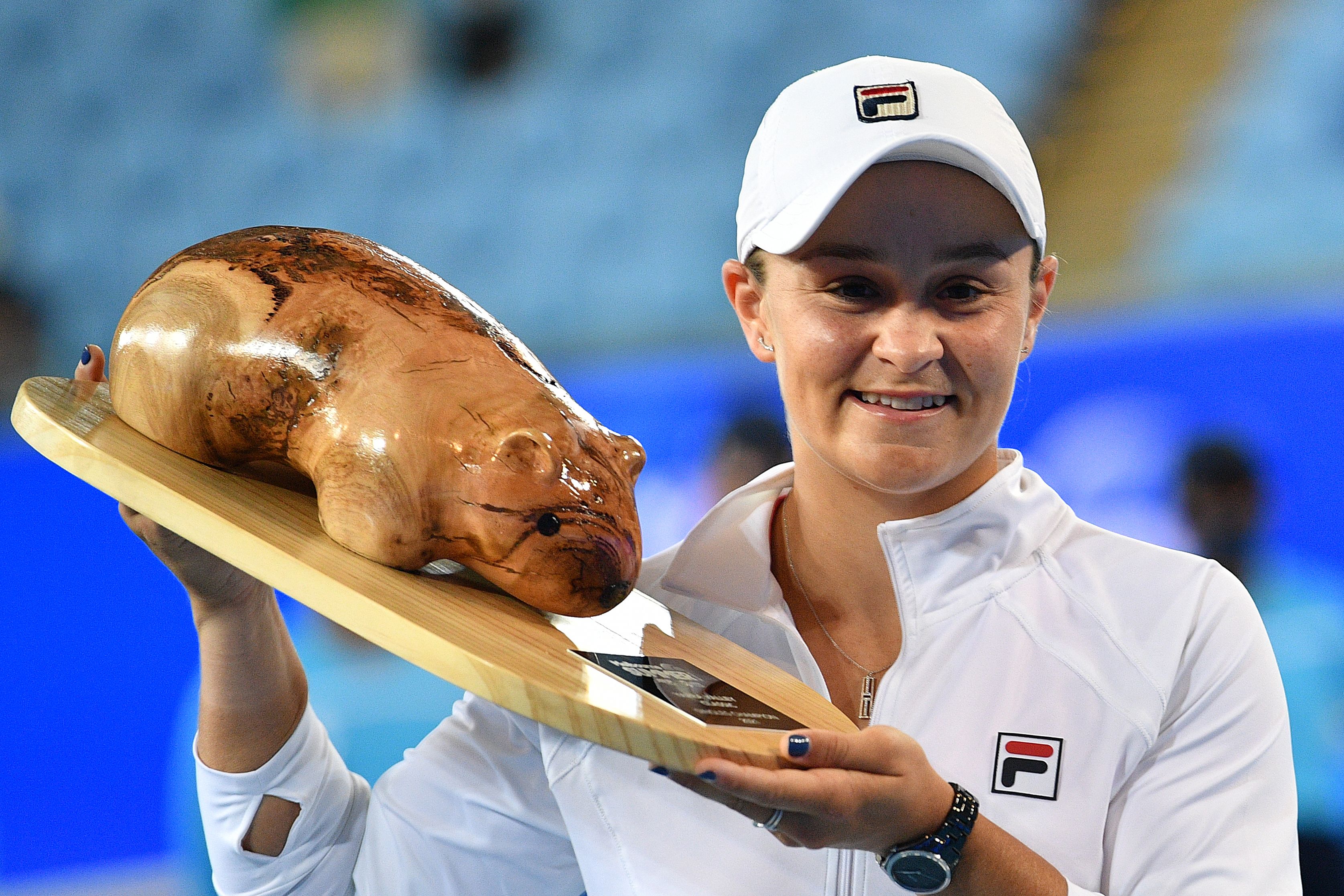 Petenis Australia Ashleigh Barty berpose dengan trofi Yarra Valley Classic.