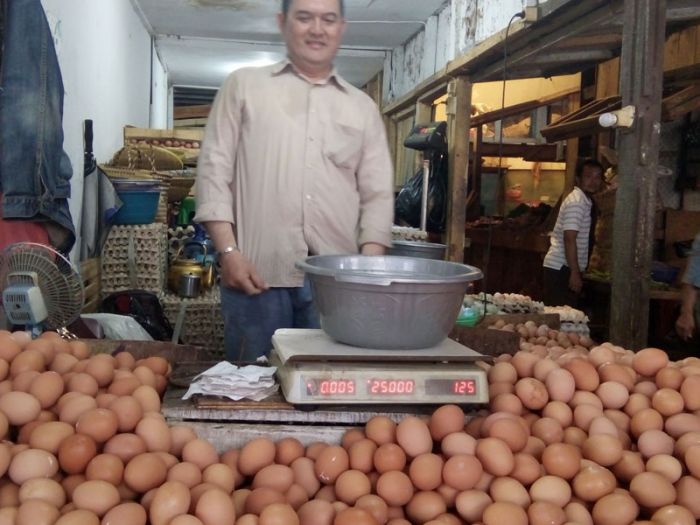 Harga telur ayam di Palu, Sulteng ditingkat peternak anjlok karena sepinya permintaan pasar selama pandemi Covid-19.